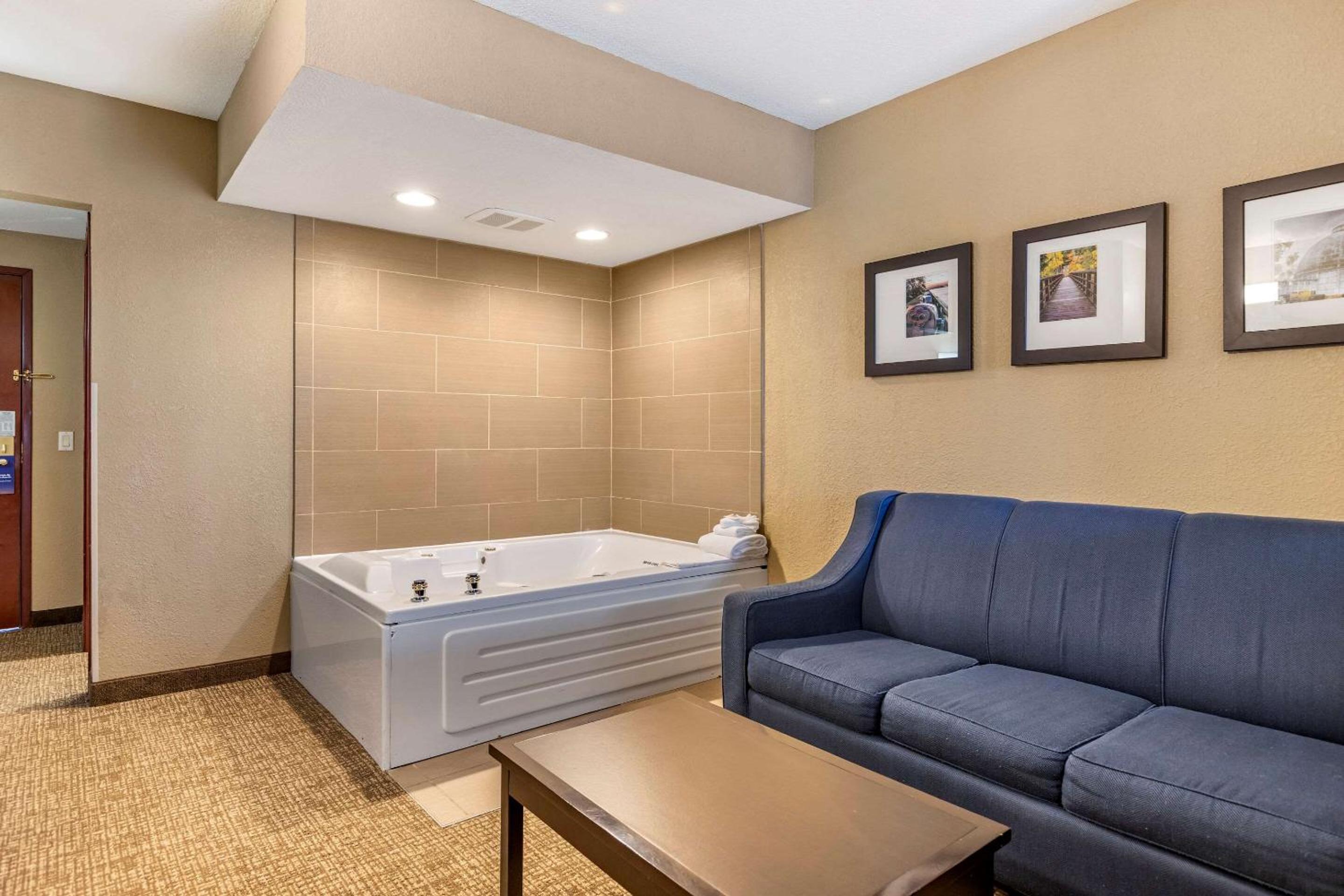 King Suite with Spa Bath - Non-Smoking - Photo 6