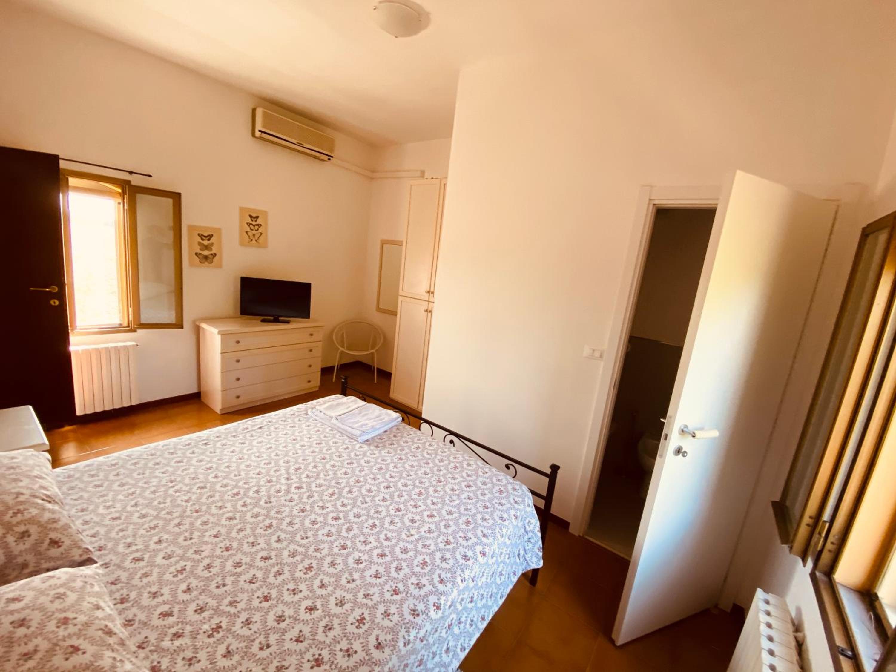 Double Room with Private Bathroom - Photo 3