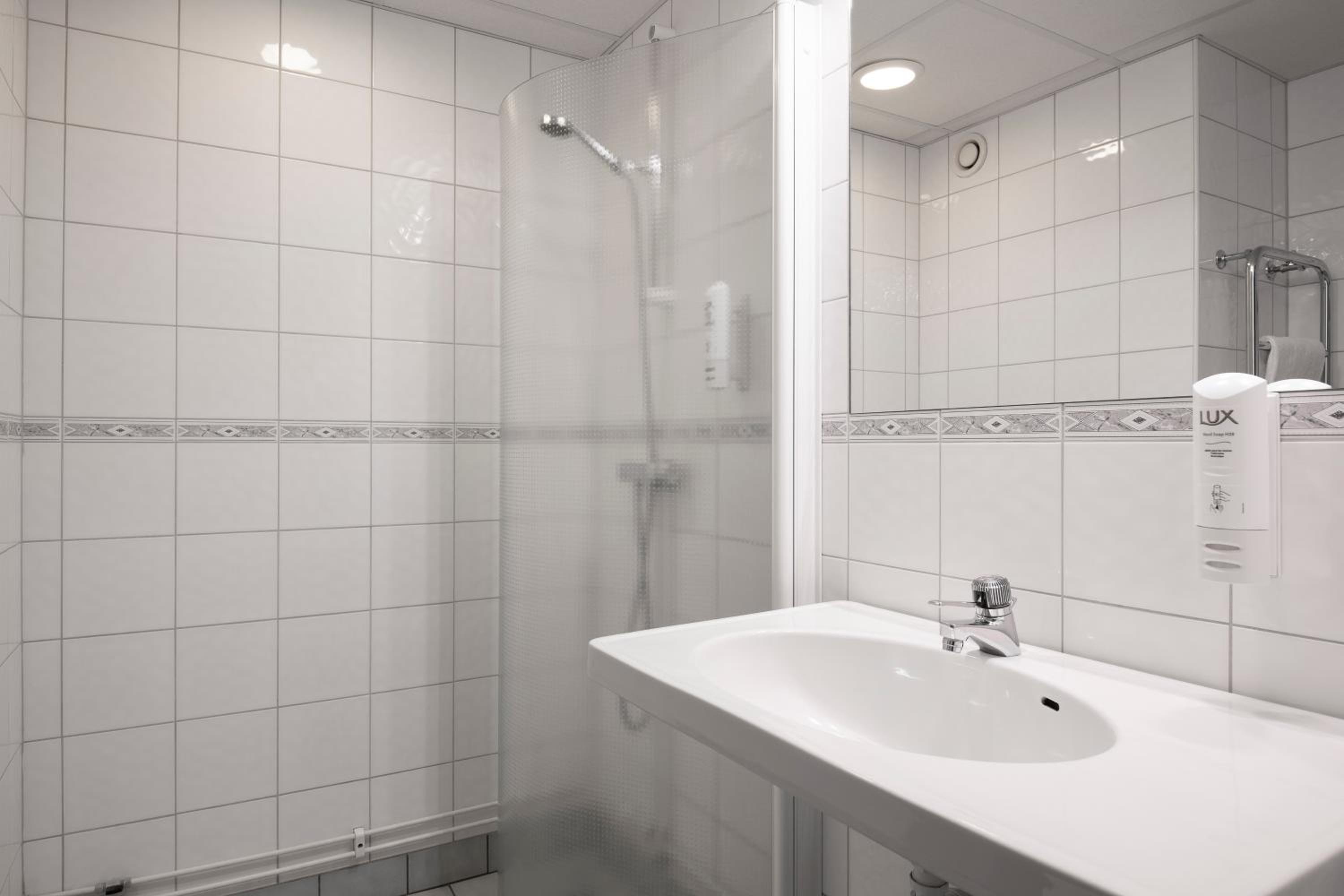 Standard Double or Twin Room - Photo 3