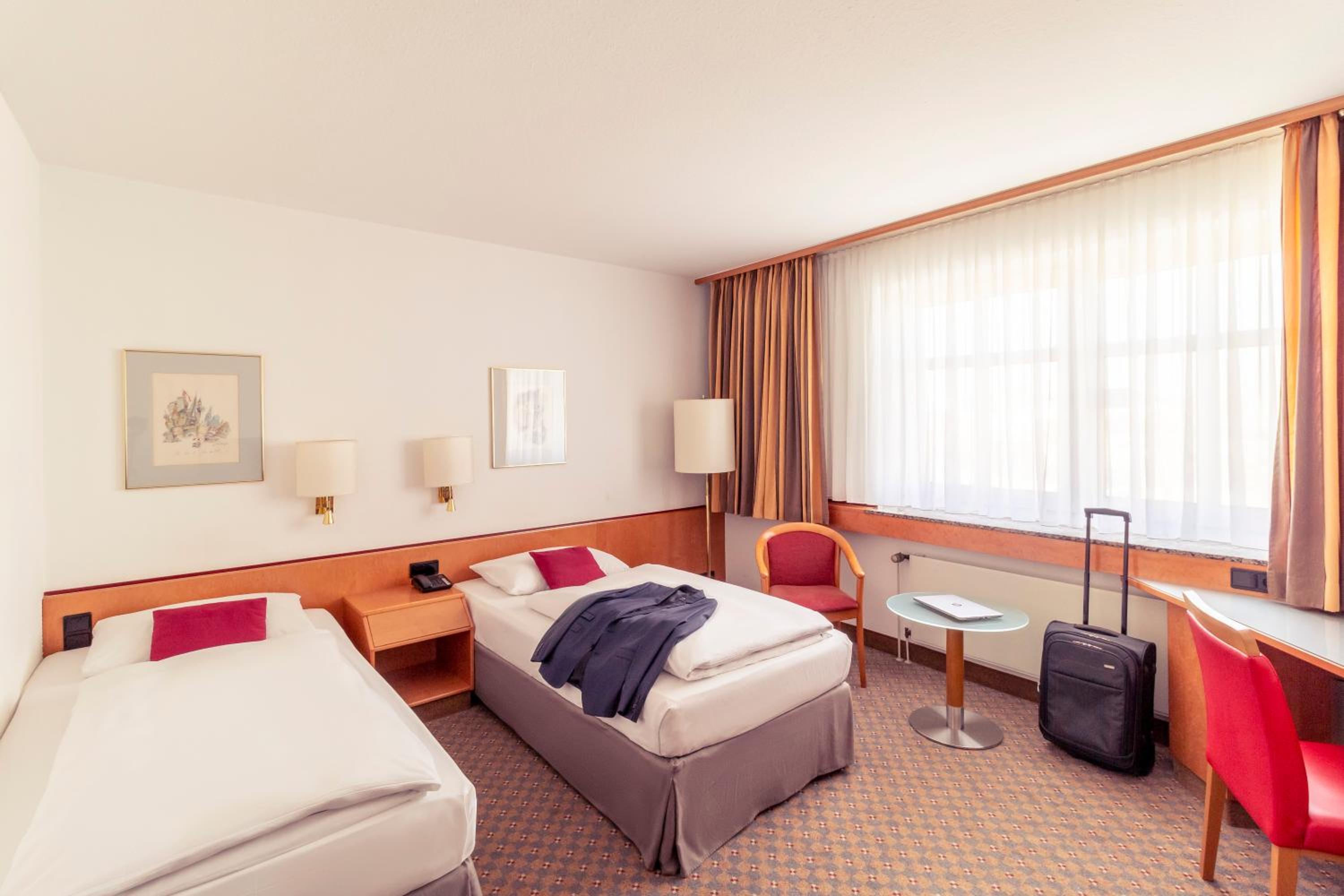 Standard Twin Room - Photo 5
