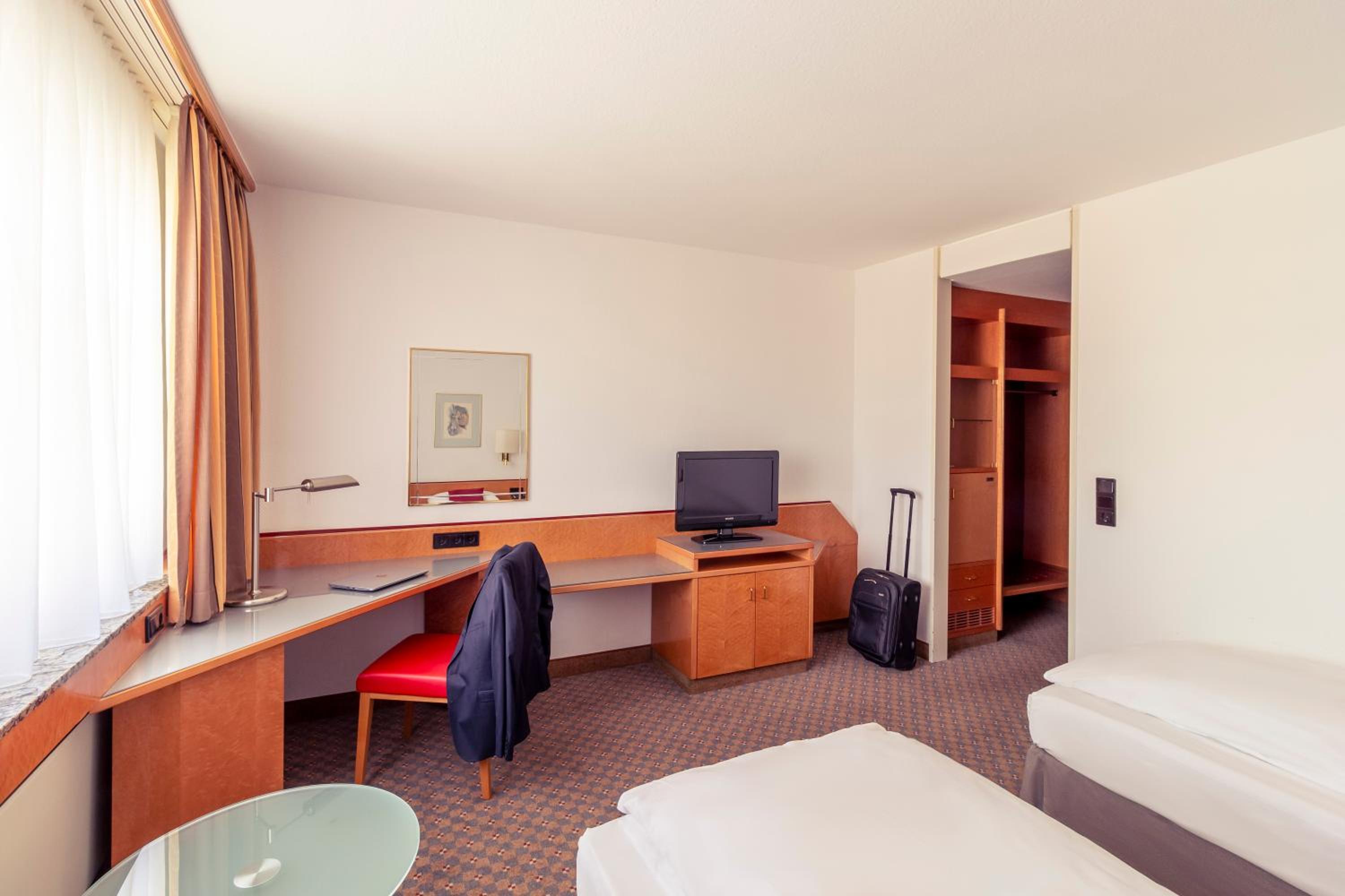 Standard Twin Room - Photo 4