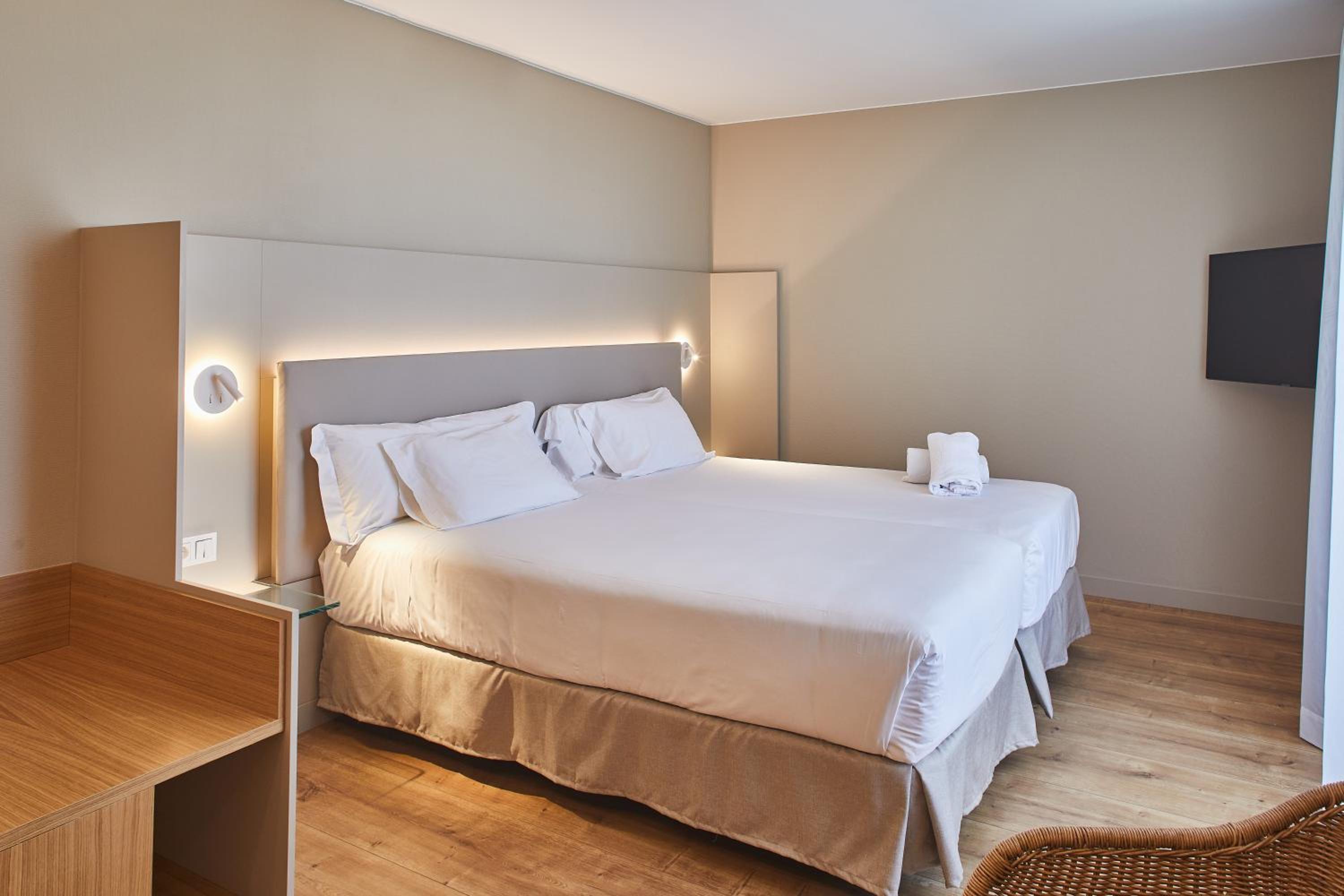 Double or Twin Room with Terrace - Photo 4
