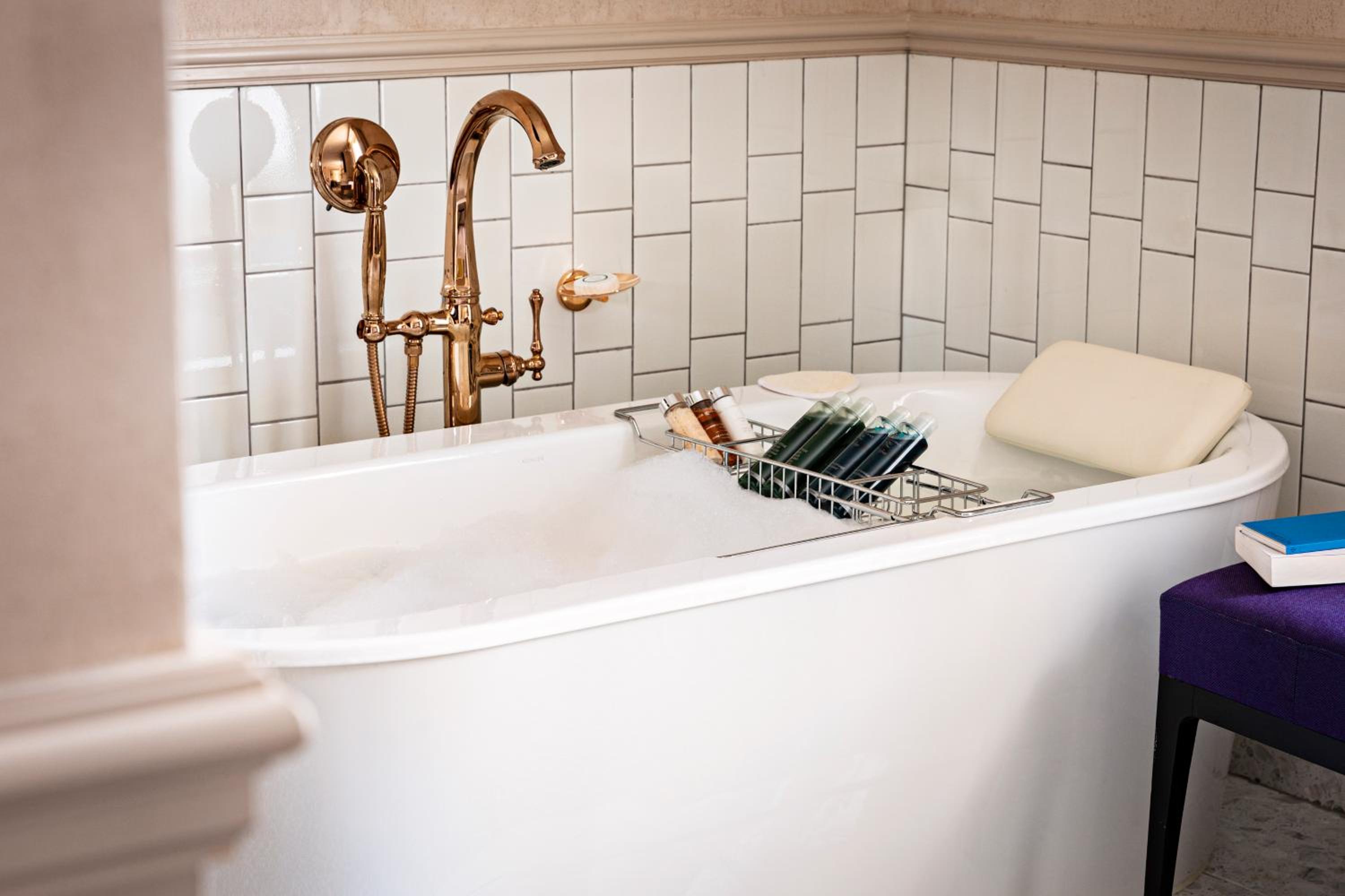 Suite Opéra avec 1 Lit King-Size et Grand Salon Séparé – Vue sur Boulevard ou Rue Scribe Suite Opéra avec 1 Lit King-Size et Grand Salon Séparé – Vue sur Boulevard ou Rue Scribe