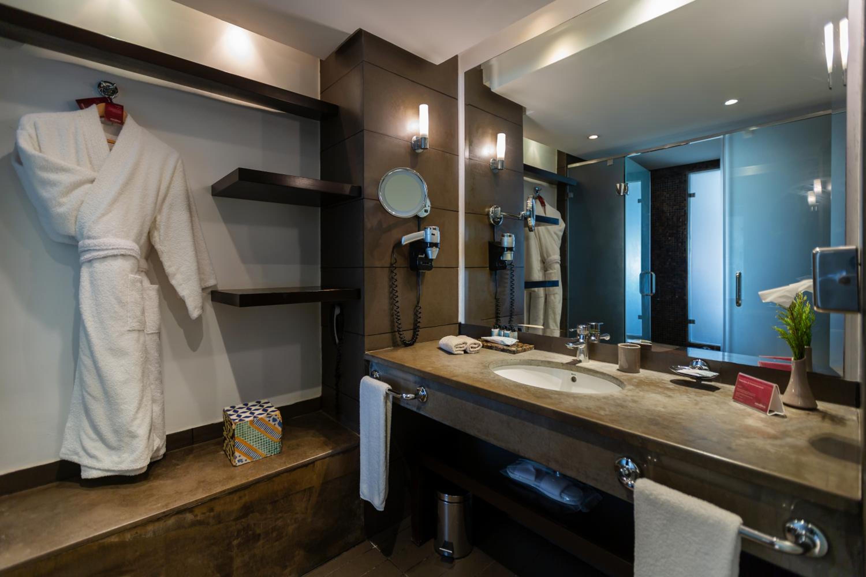Deluxe King Room with Sea and Pool View - Photo 7