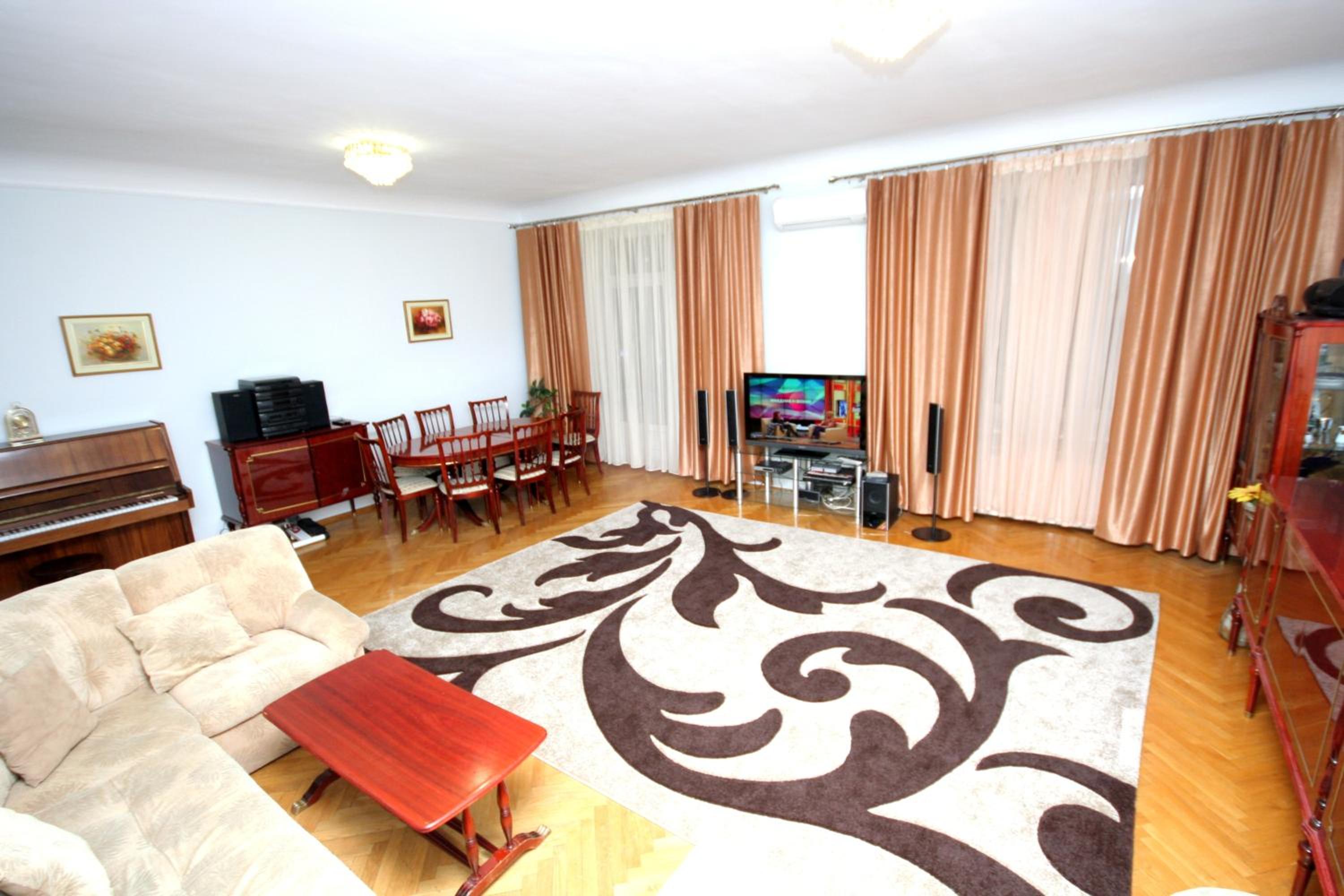 Superior Two-Bedroom Apartment with City View - Khreshchatyk Street 13