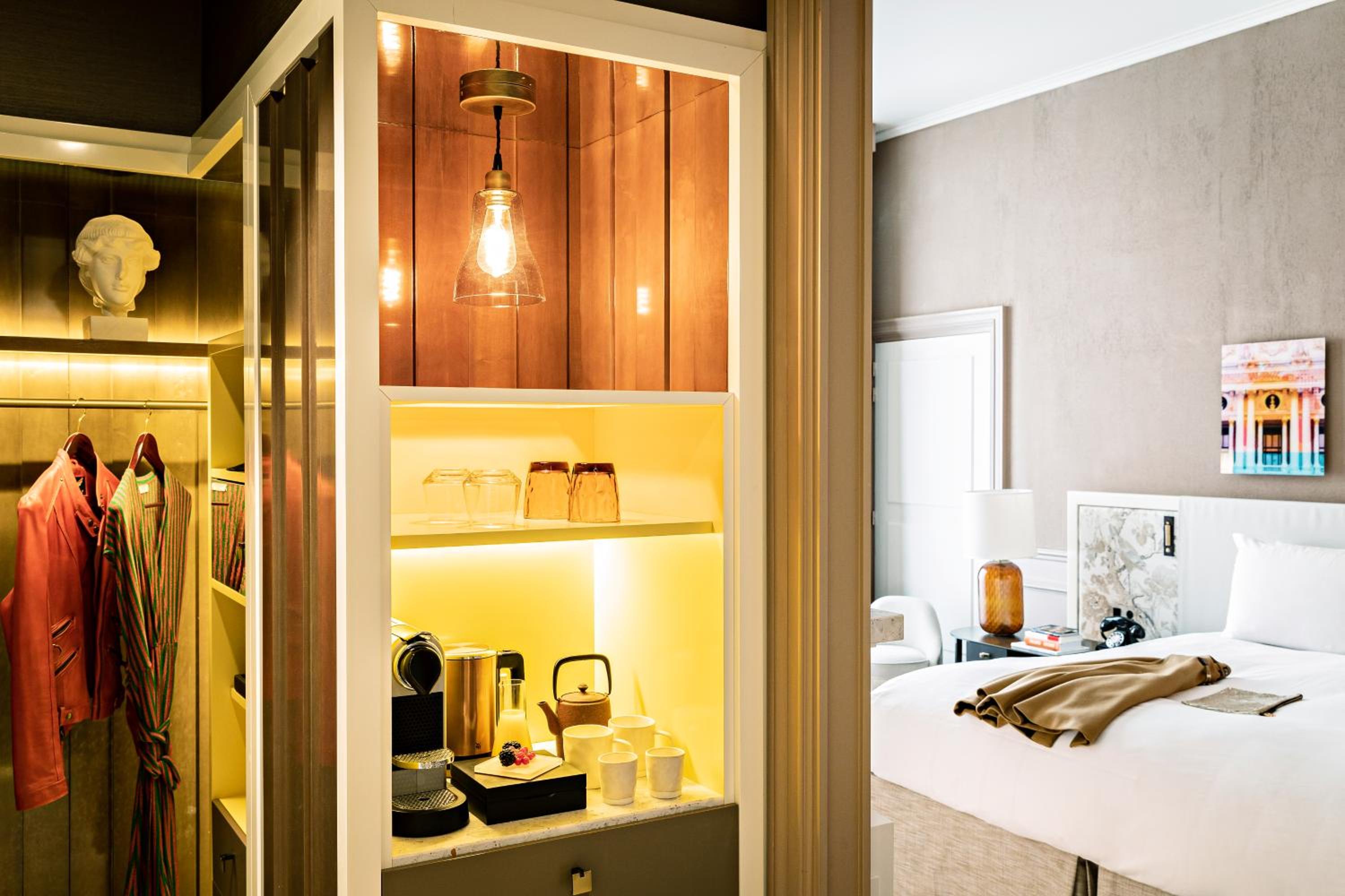 Premium Luxury Queen Room with One Queen Bed and Courtyard or Rue Scribe View photo 3