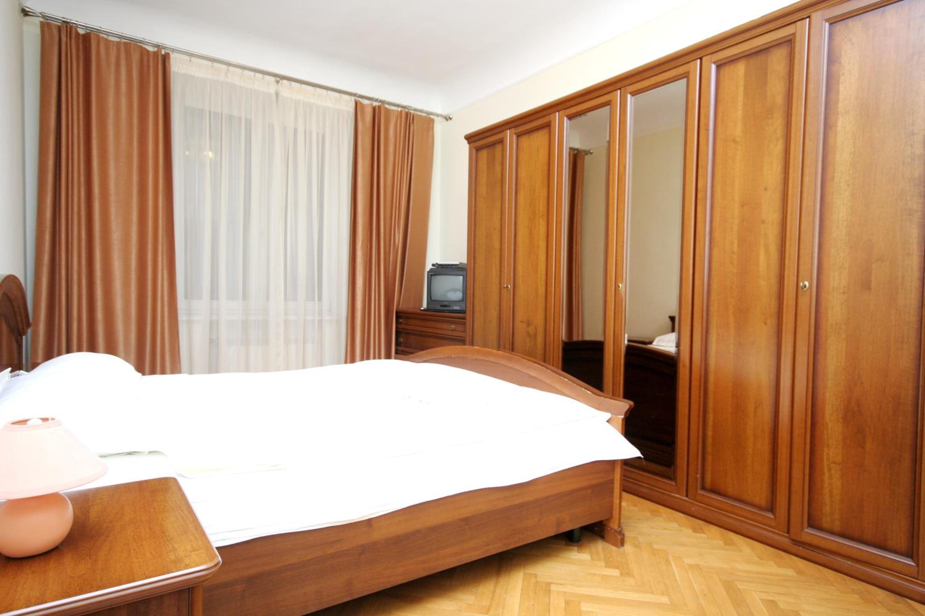 Superior Two-Bedroom Apartment with City View - Khreshchatyk Street 13