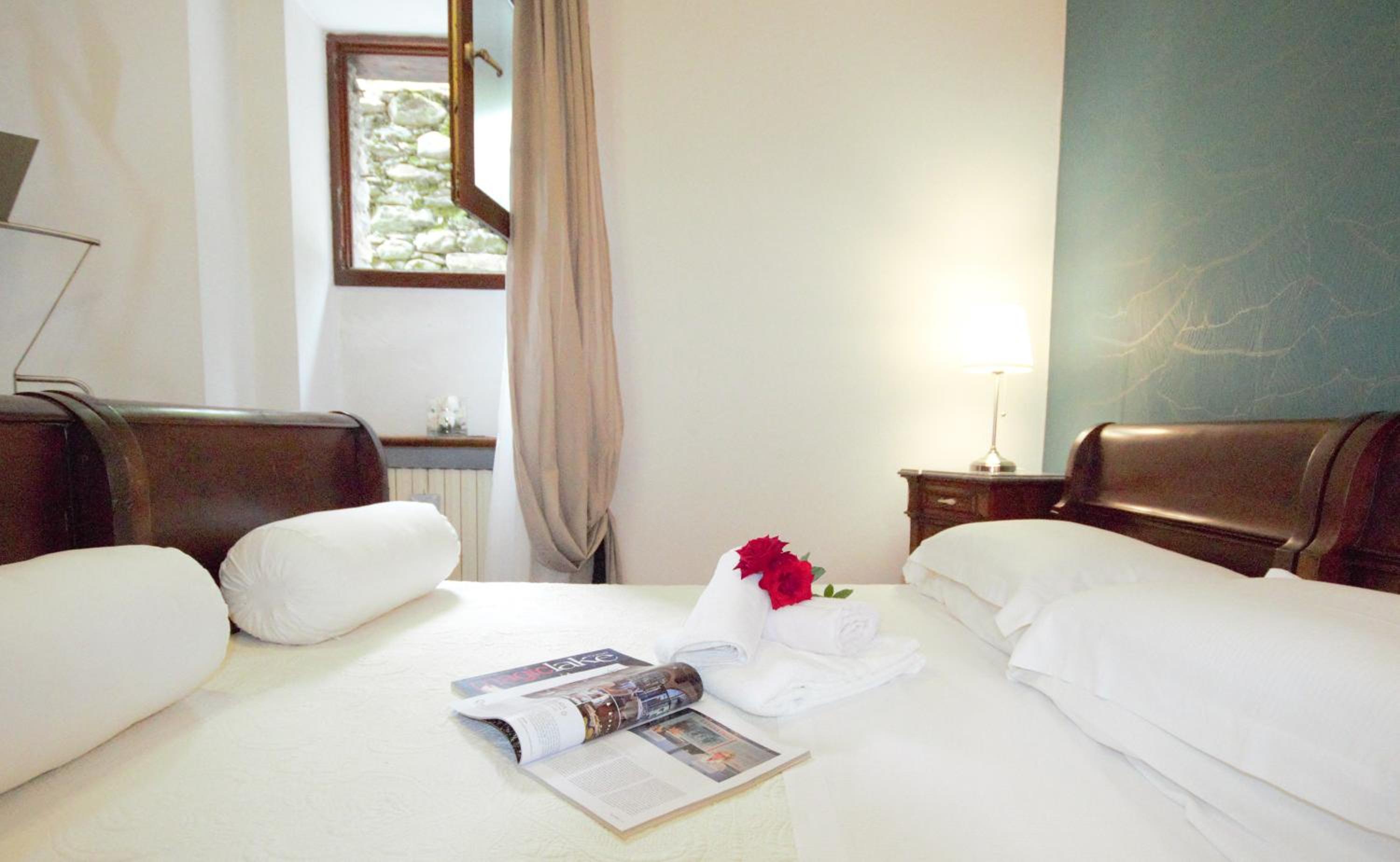 Two Bedroom Apartment with Balcony and Lake View - Borgo 8