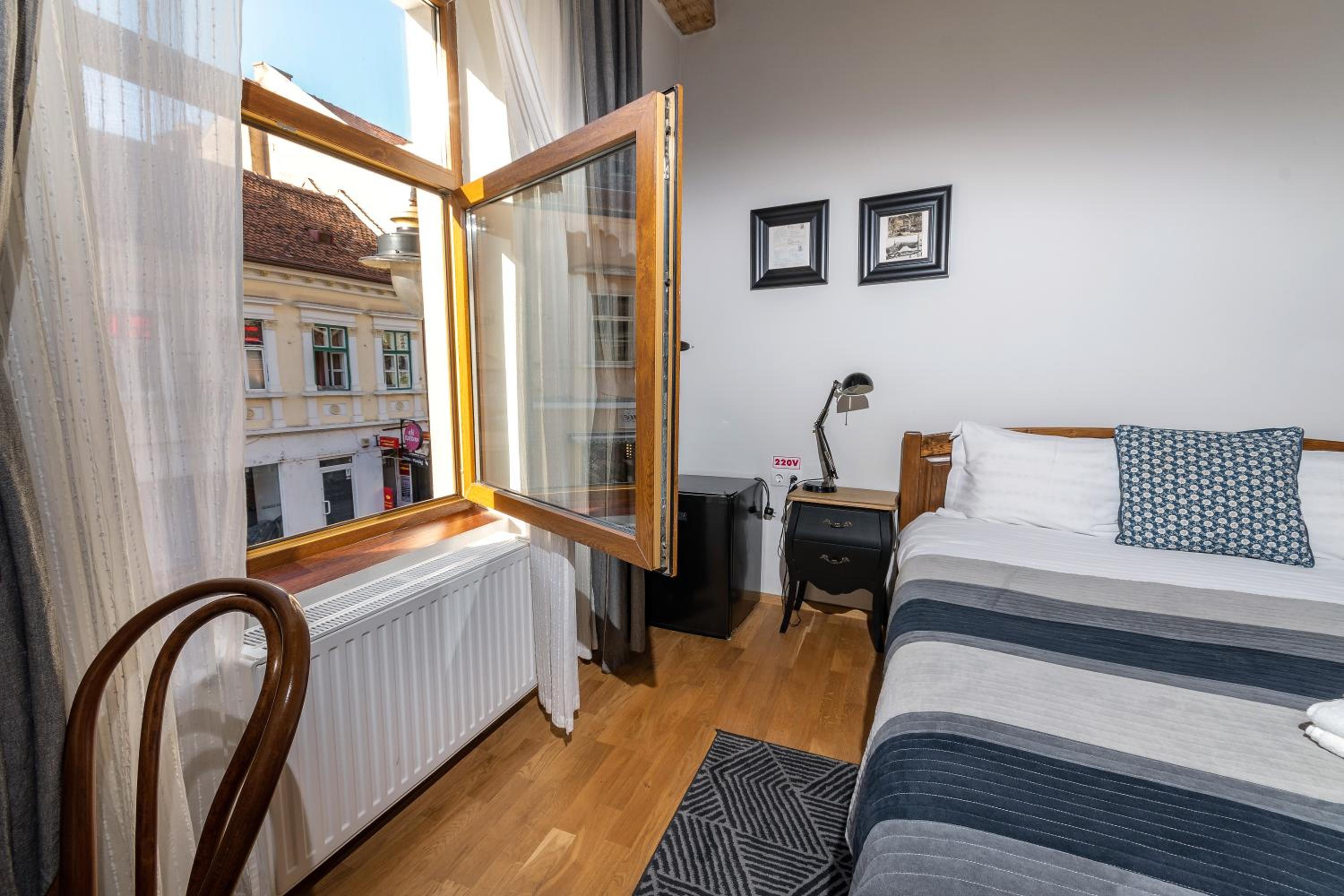 Suite with City View - Photo 24