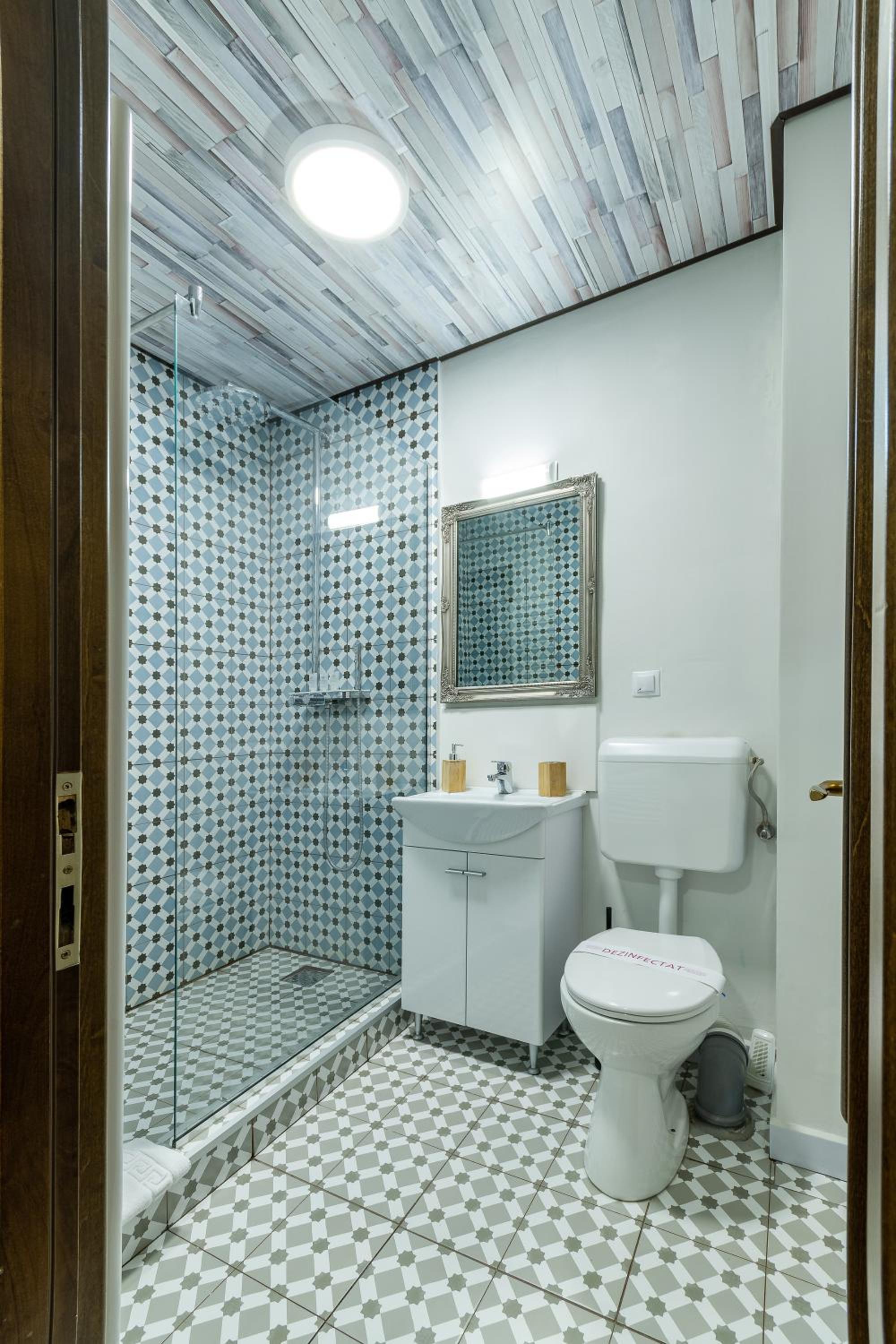 Suite with City View - Photo 16
