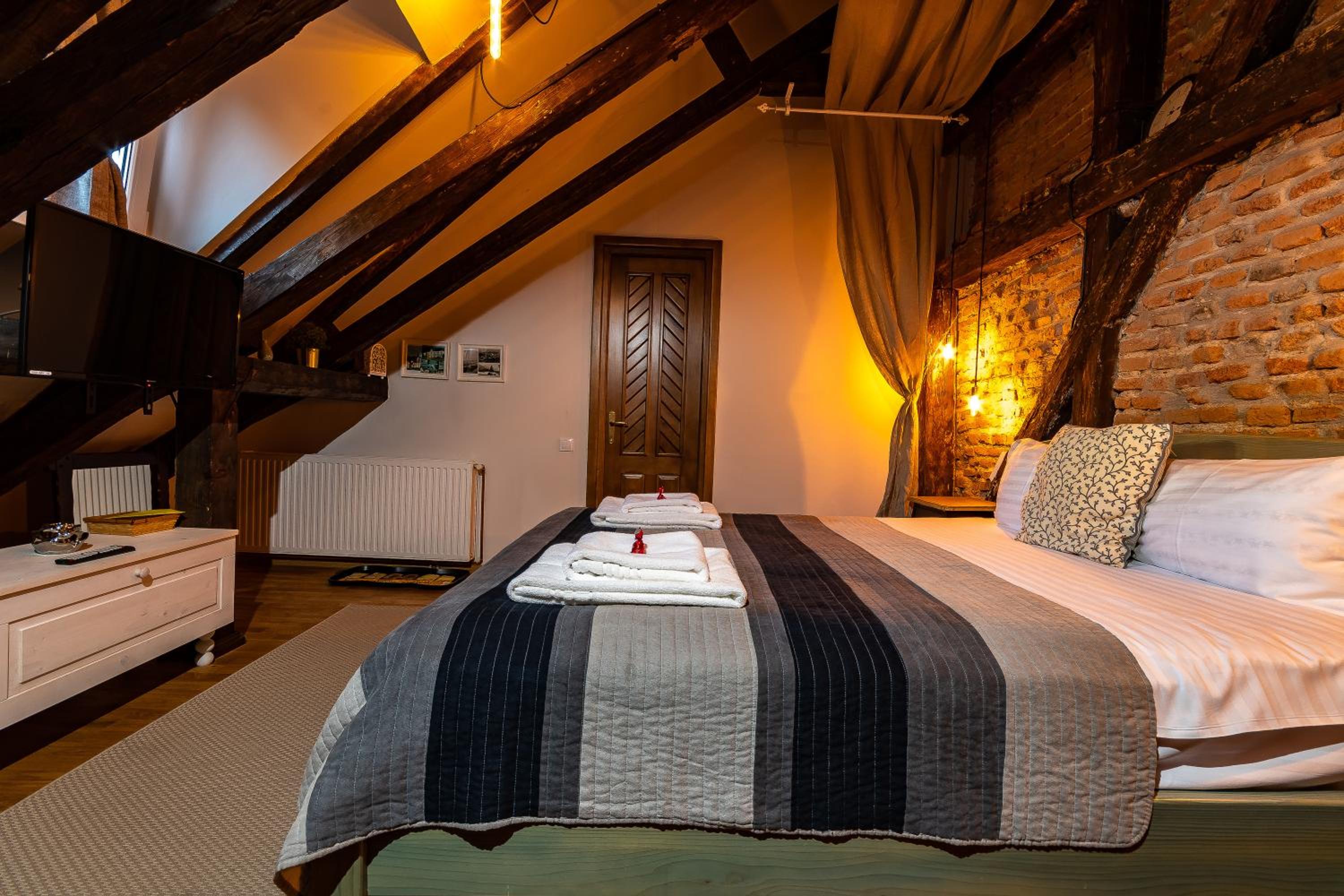 Double Room - Photo 5