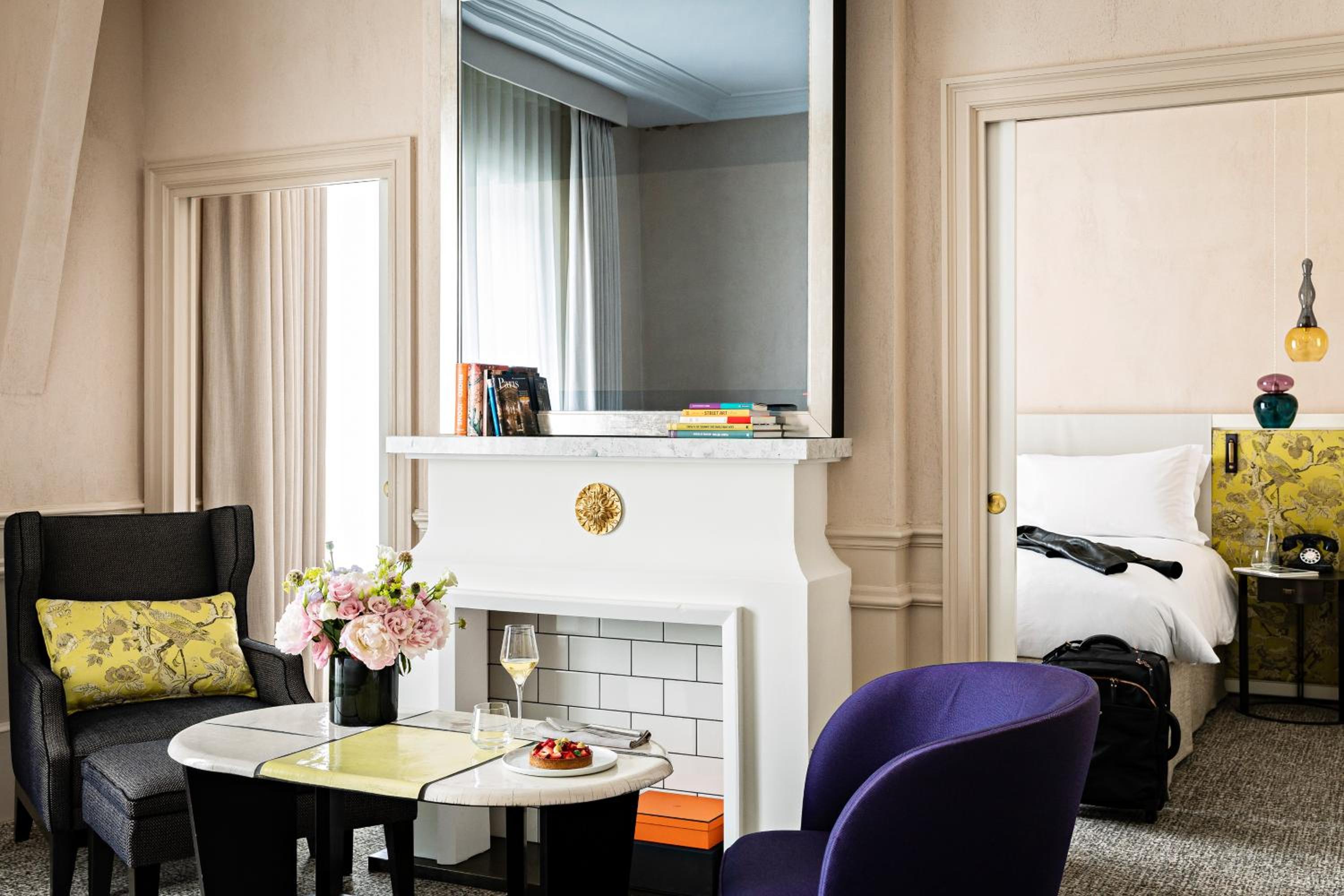 Suite Prestige avec 1 Lit King-Size, 1 Canapé-Lit et Salon Séparé – Vue sur Boulevard ou Rue Scribe Suite Prestige avec 1 Lit King-Size, 1 Canapé-Lit et Salon Séparé – Vue sur Boulevard ou Rue Scribe