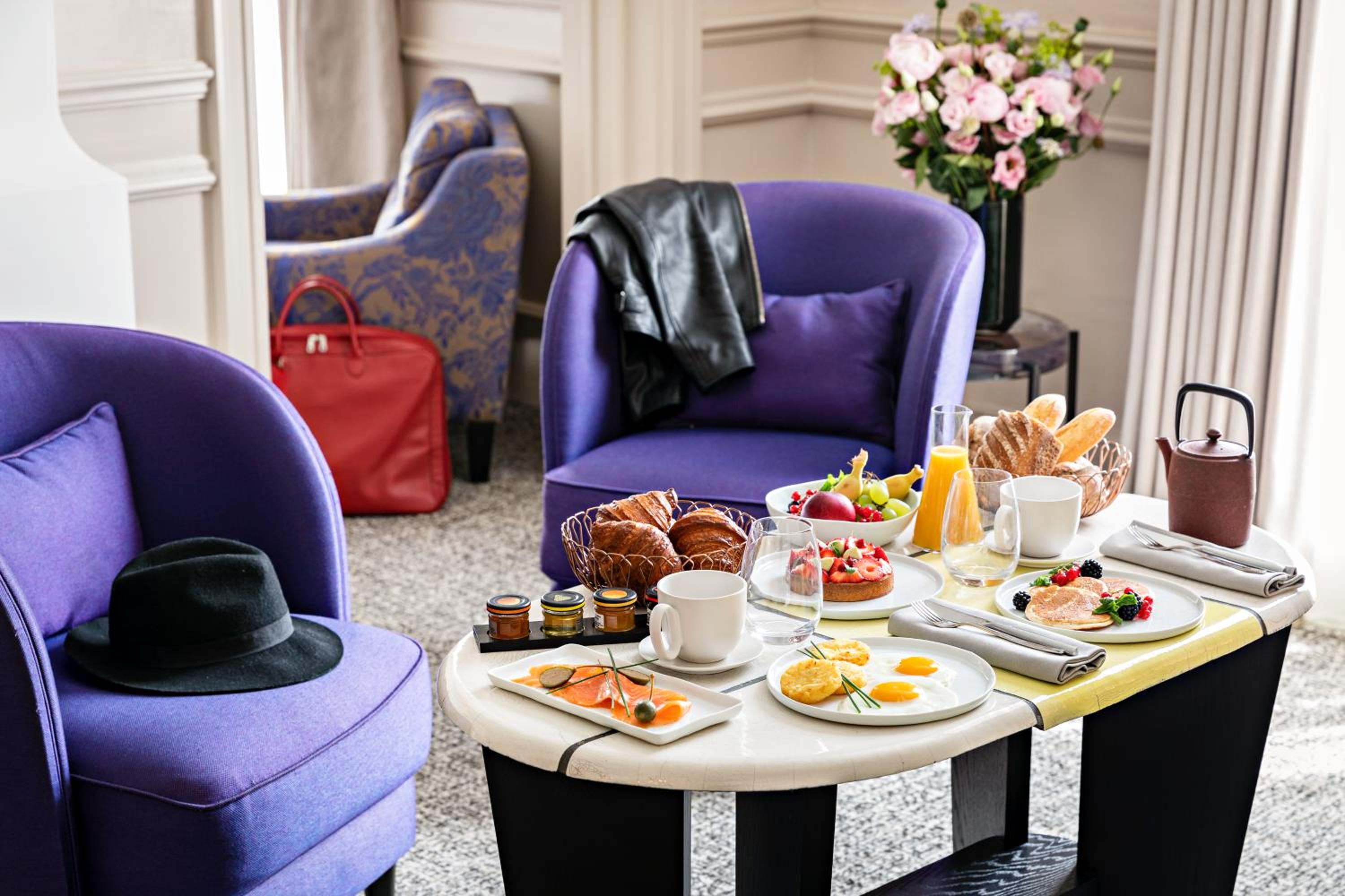 Suite Prestige avec 1 Lit King-Size, 1 Canapé-Lit et Salon Séparé – Vue sur Boulevard ou Rue Scribe Suite Prestige avec 1 Lit King-Size, 1 Canapé-Lit et Salon Séparé – Vue sur Boulevard ou Rue Scribe
