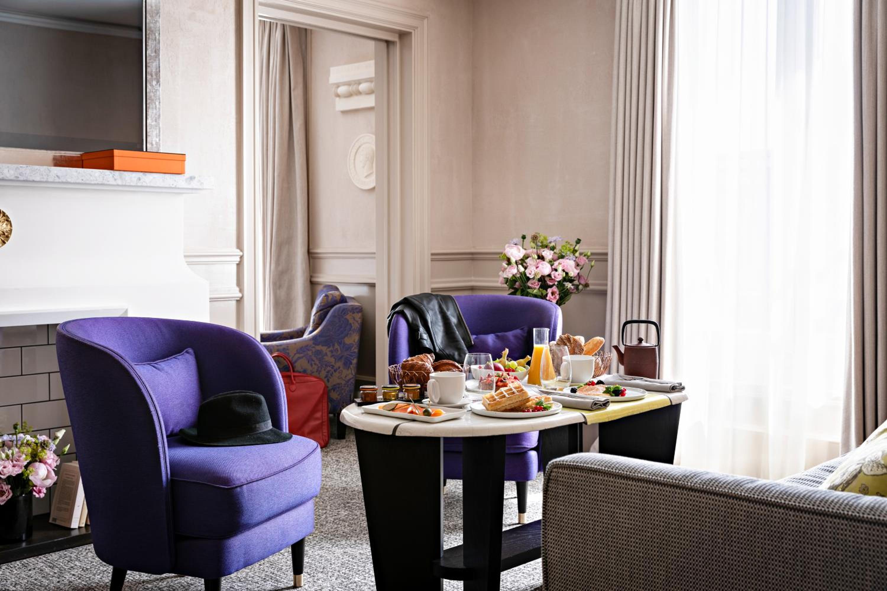 Suite Prestige avec 1 Lit King-Size, 1 Canapé-Lit et Salon Séparé – Vue sur Boulevard ou Rue Scribe Suite Prestige avec 1 Lit King-Size, 1 Canapé-Lit et Salon Séparé – Vue sur Boulevard ou Rue Scribe