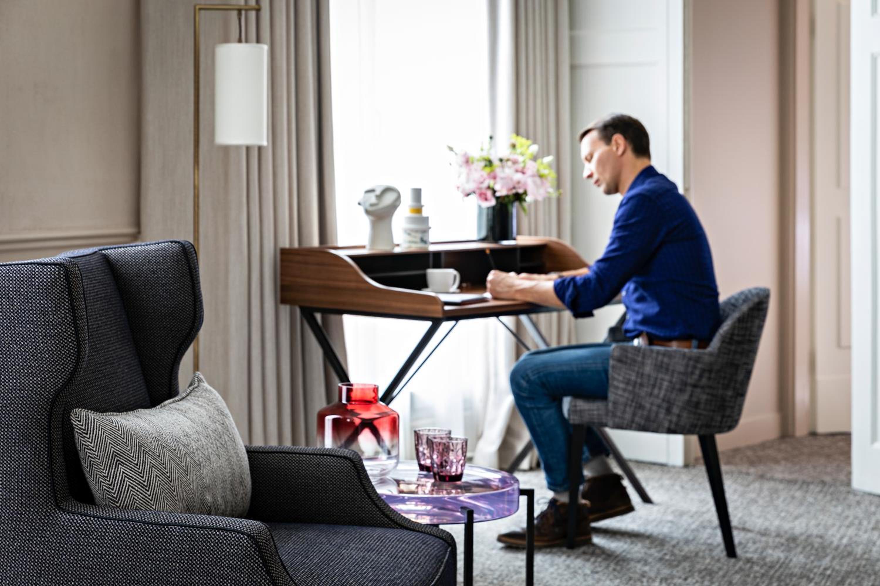 Suite Opéra avec 1 Lit King-Size et Grand Salon Séparé – Vue sur Boulevard ou Rue Scribe Suite Opéra avec 1 Lit King-Size et Grand Salon Séparé – Vue sur Boulevard ou Rue Scribe