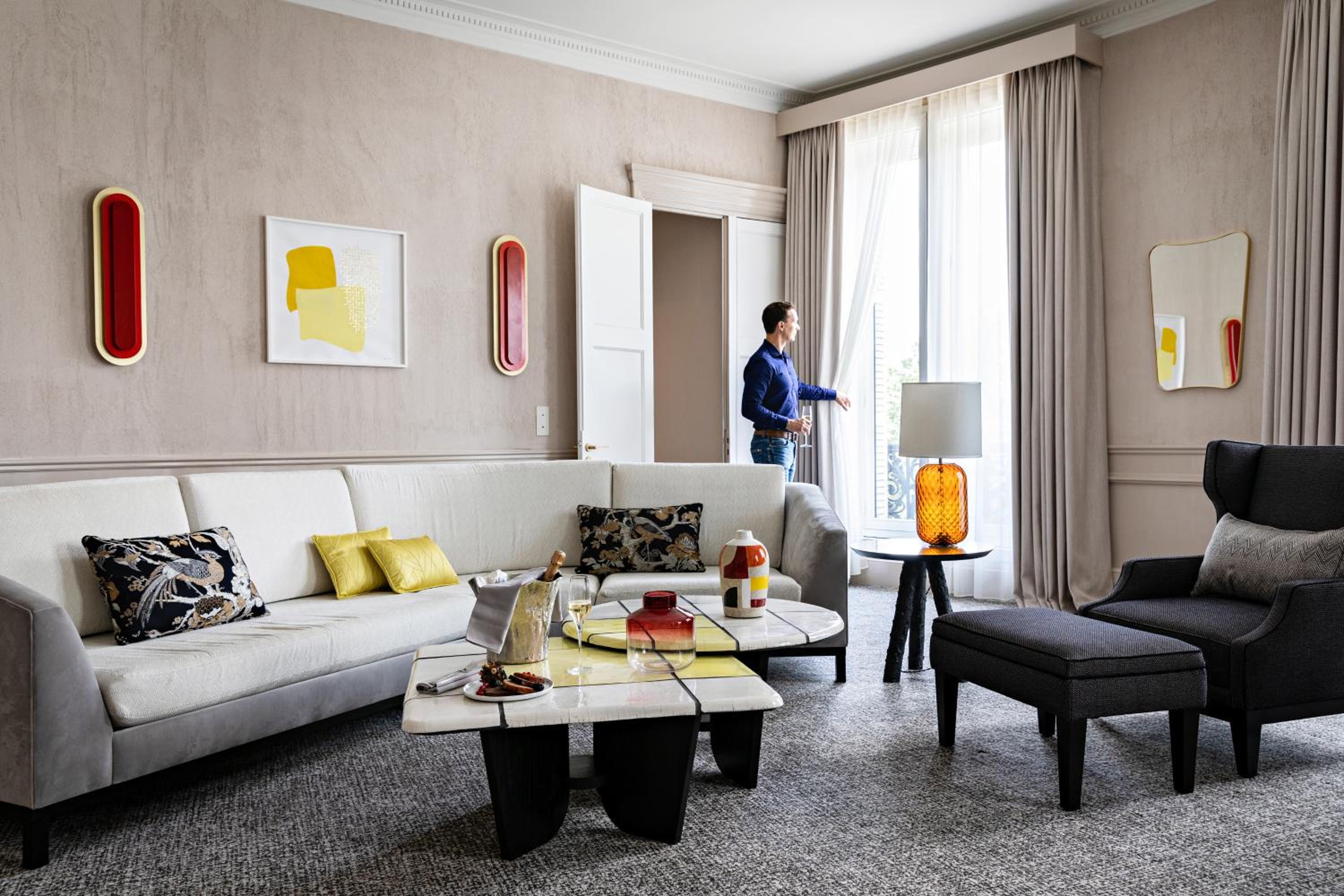 Suite Opéra avec 1 Lit King-Size et Grand Salon Séparé – Vue sur Boulevard ou Rue Scribe Suite Opéra avec 1 Lit King-Size et Grand Salon Séparé – Vue sur Boulevard ou Rue Scribe