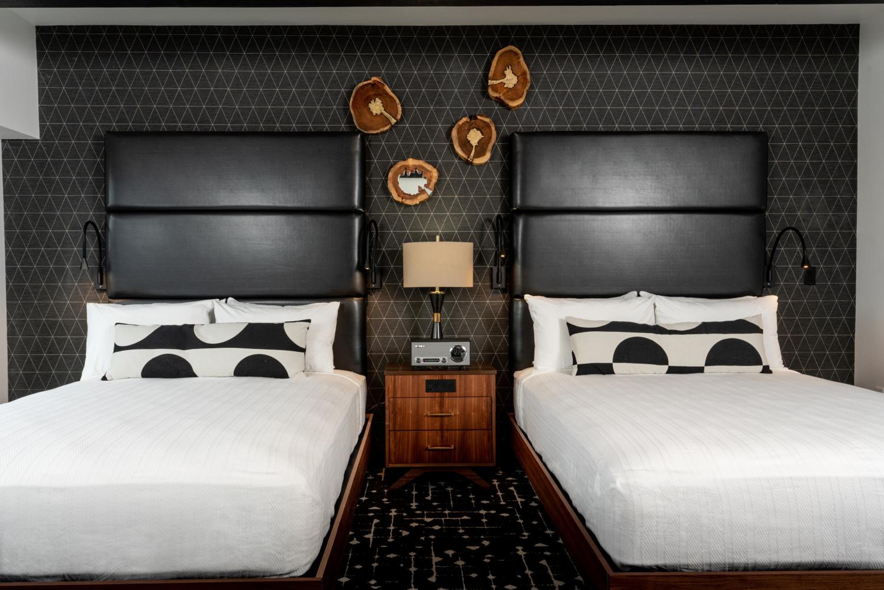 Standard Queen Room with Two Queen Beds photo 3