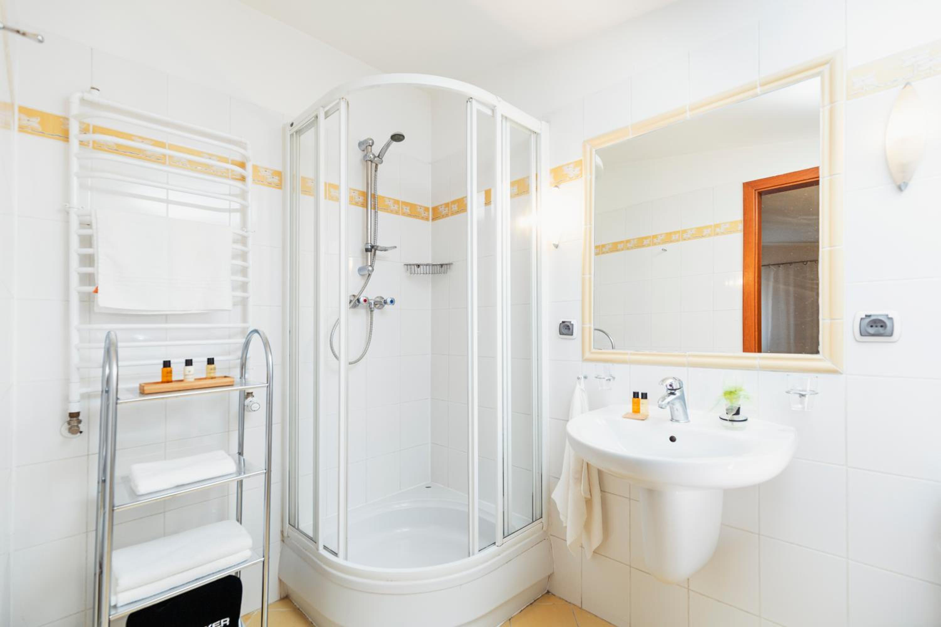 Twin Room with Shower - Photo 3