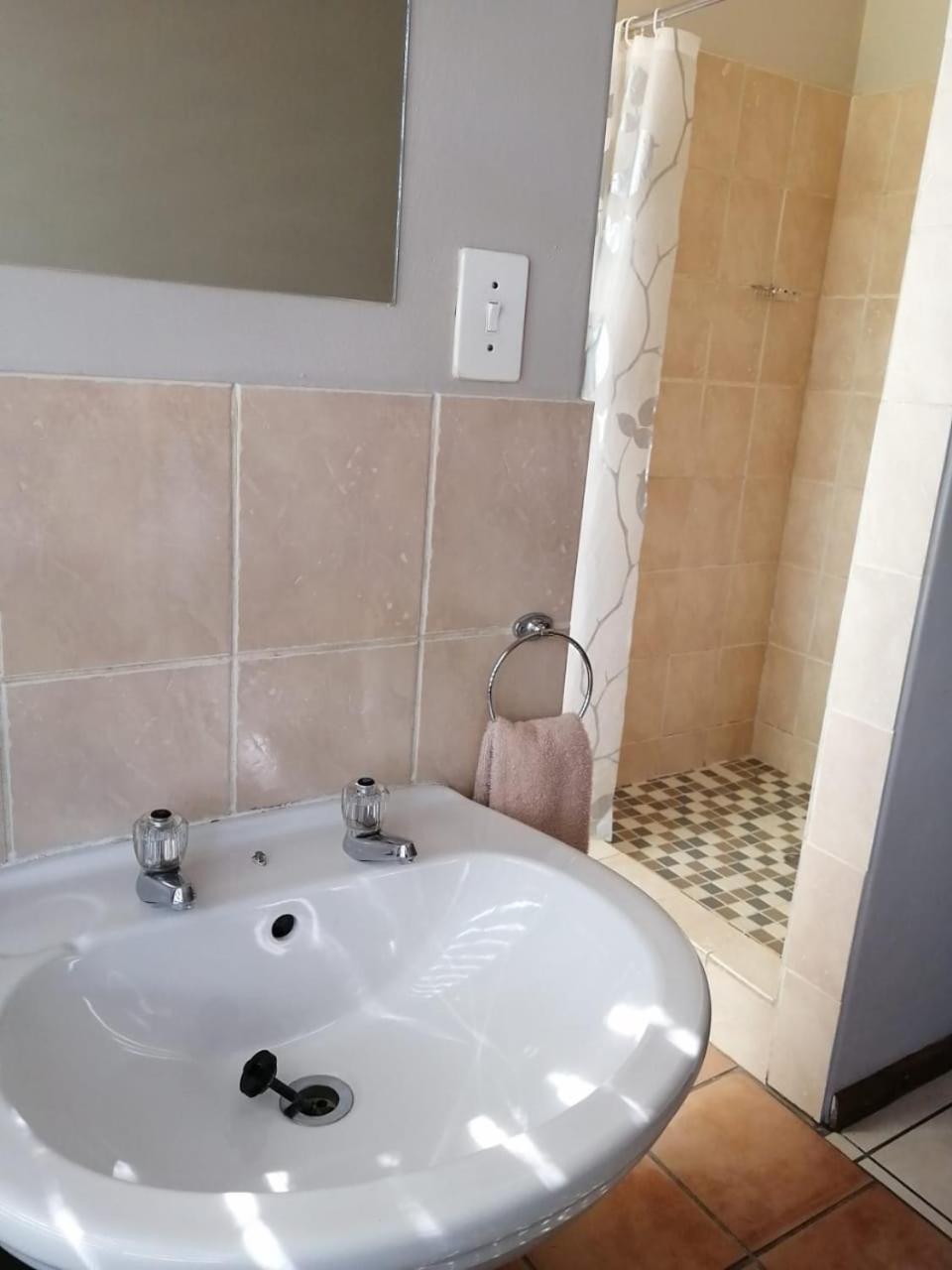 Standard Twin Room - Photo 7