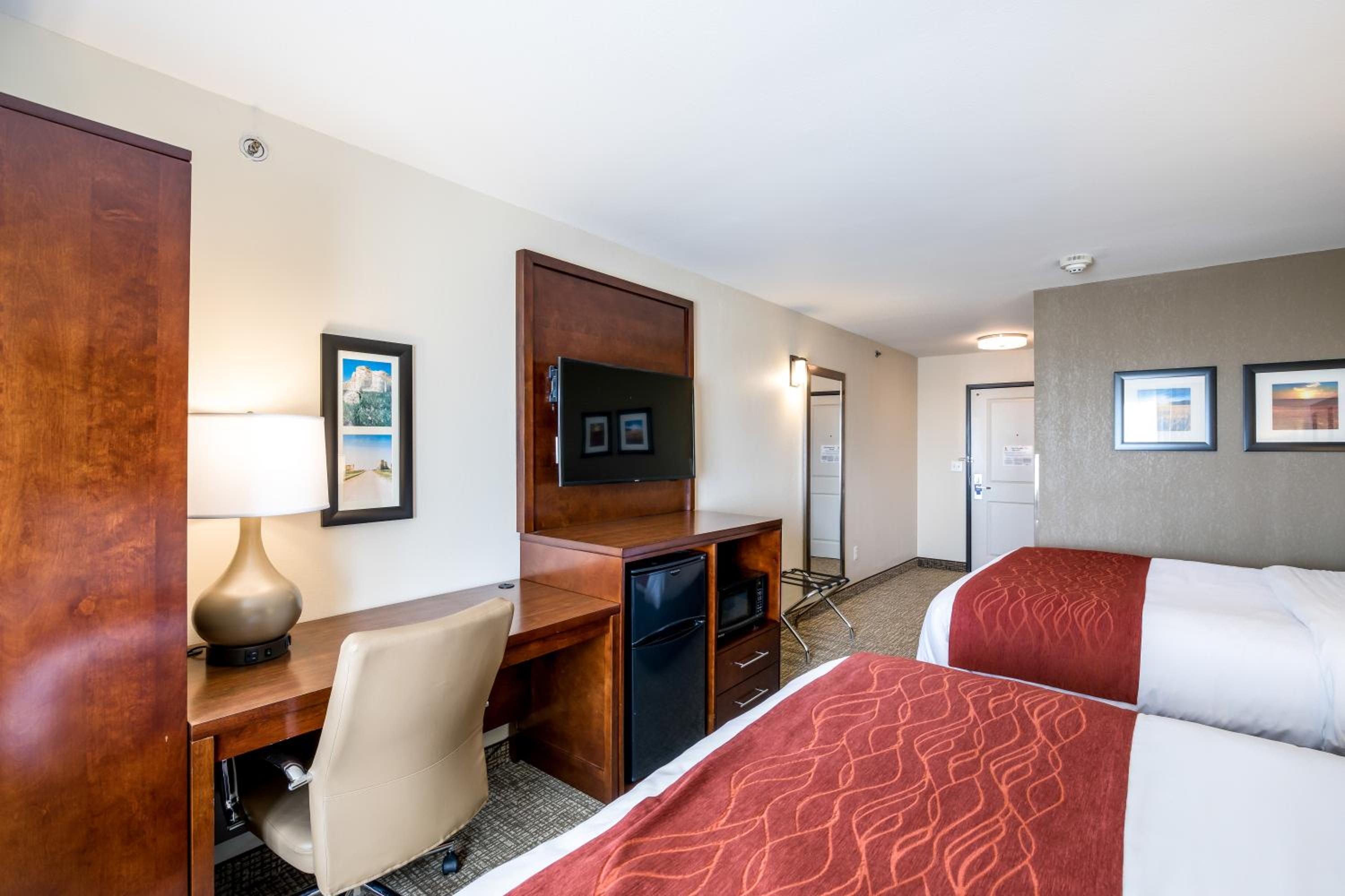 Queen Room with Two Queen Beds - Non-Smoking - Photo 1