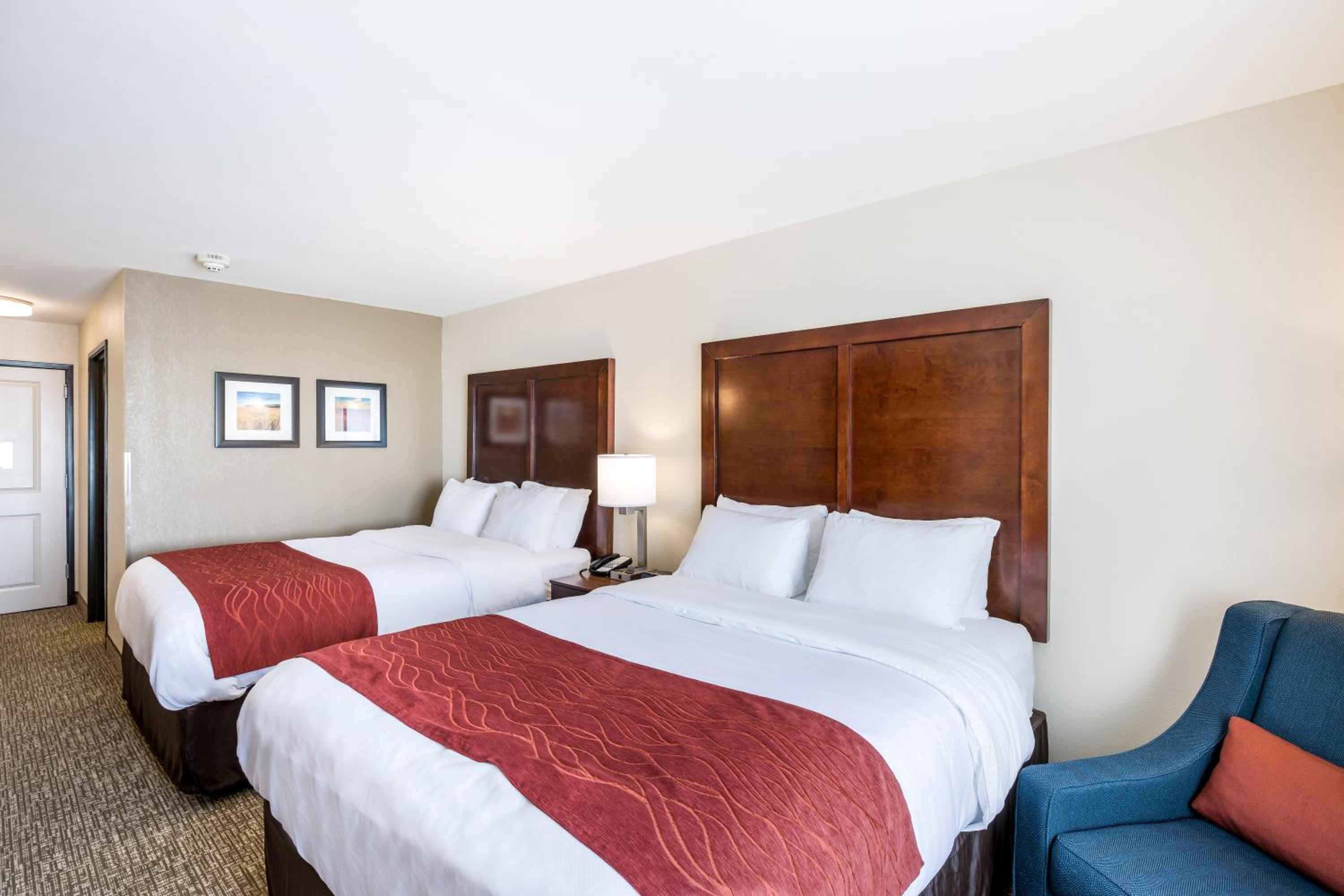 Queen Room with Two Queen Beds - Non-Smoking - Photo 4