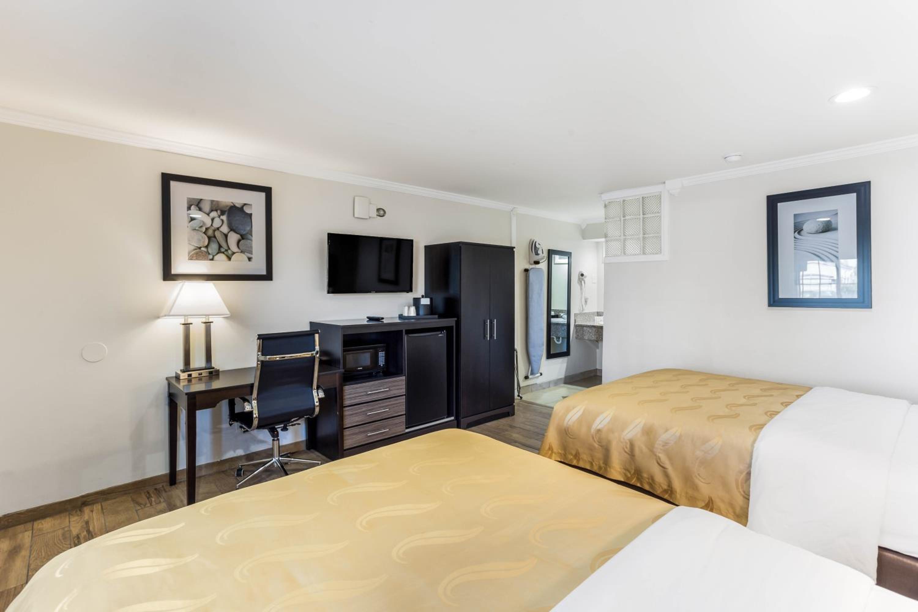 Standard Queen Room With Two Queen Beds And Roll-In Shower - Accessible/Non-Smoking photo 3