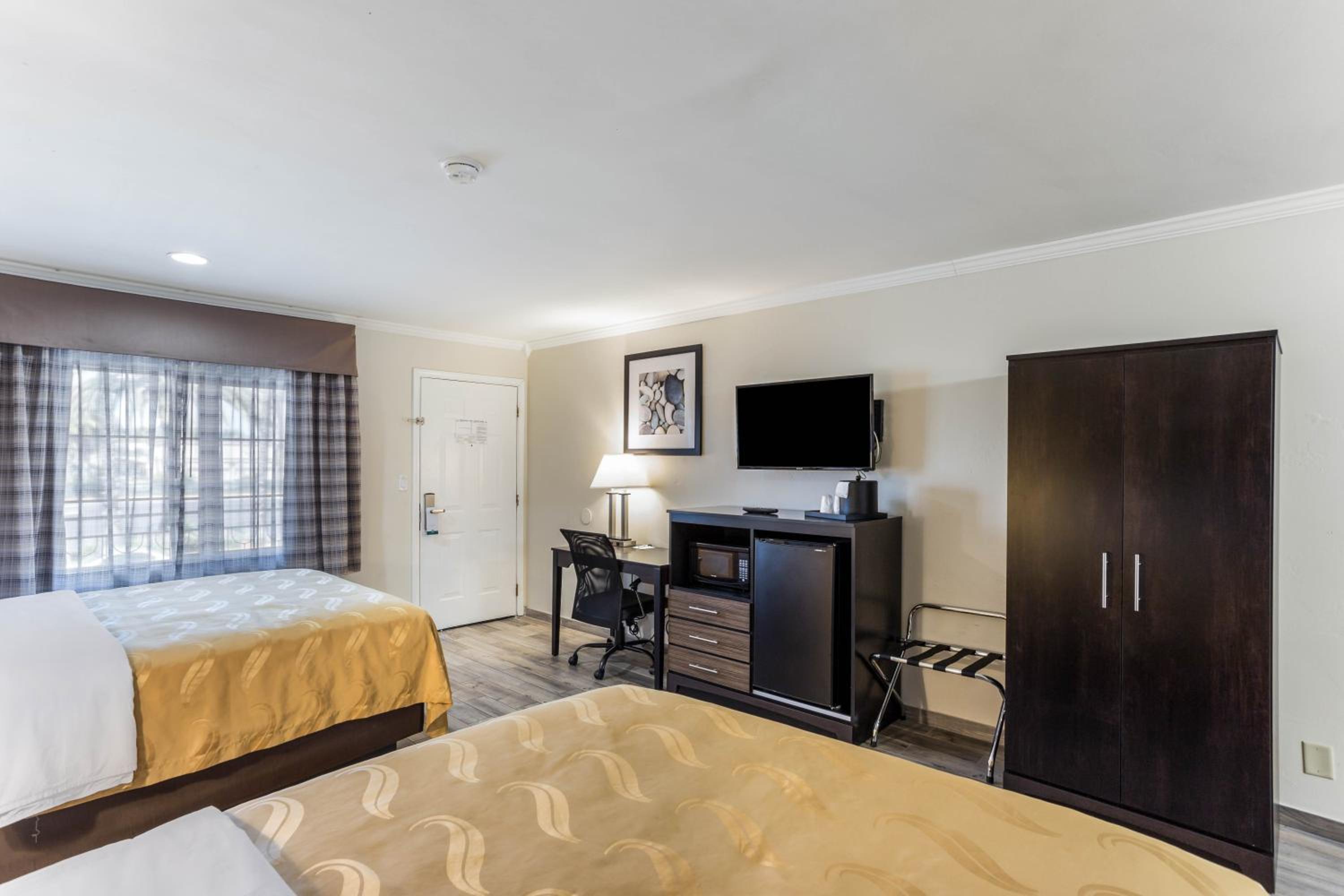 Standard Queen Room With Two Queen Beds And Roll-In Shower - Accessible/Non-Smoking photo 1