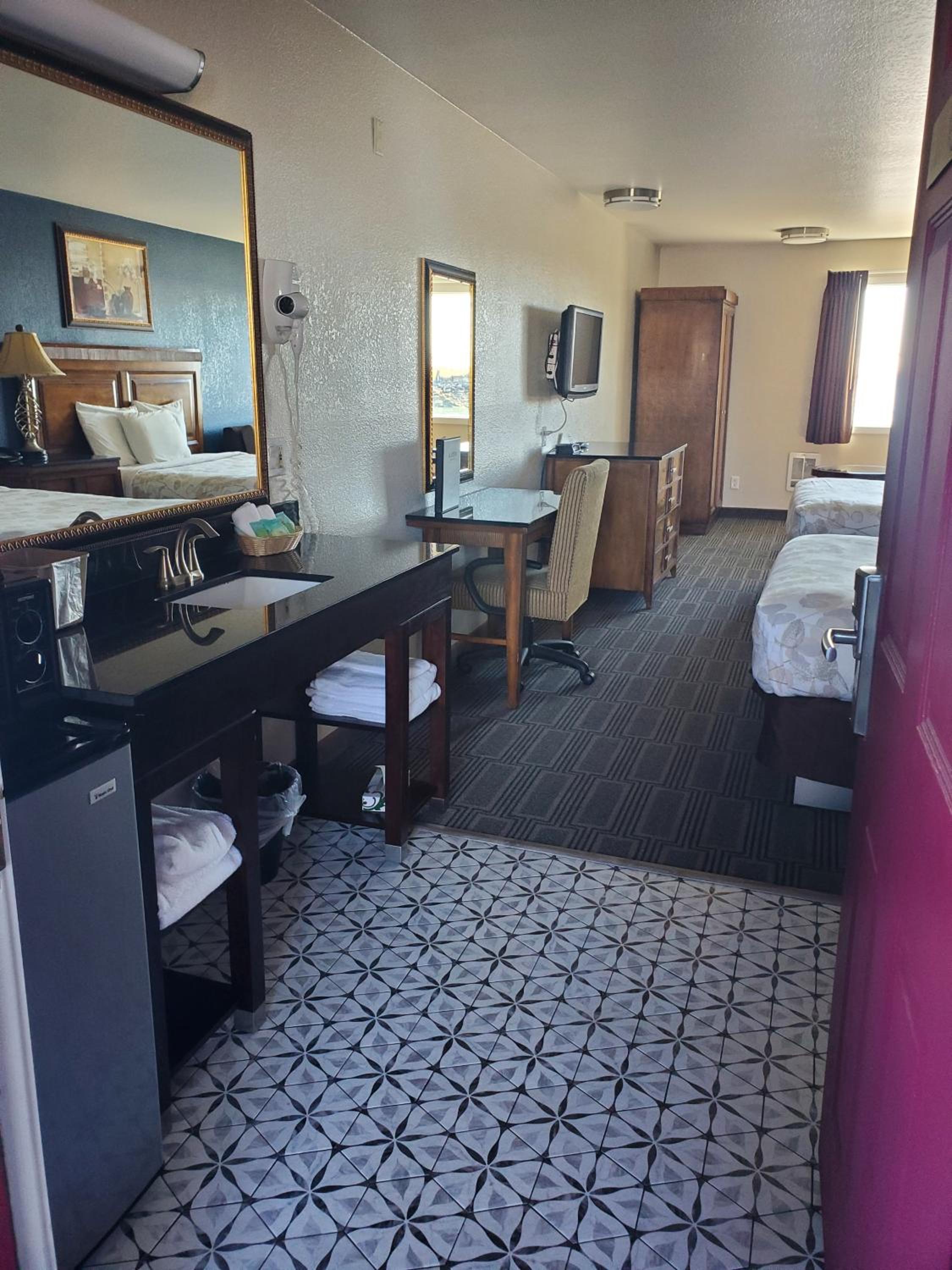 Queen Room with Two Queen Beds and Water View - Photo 4