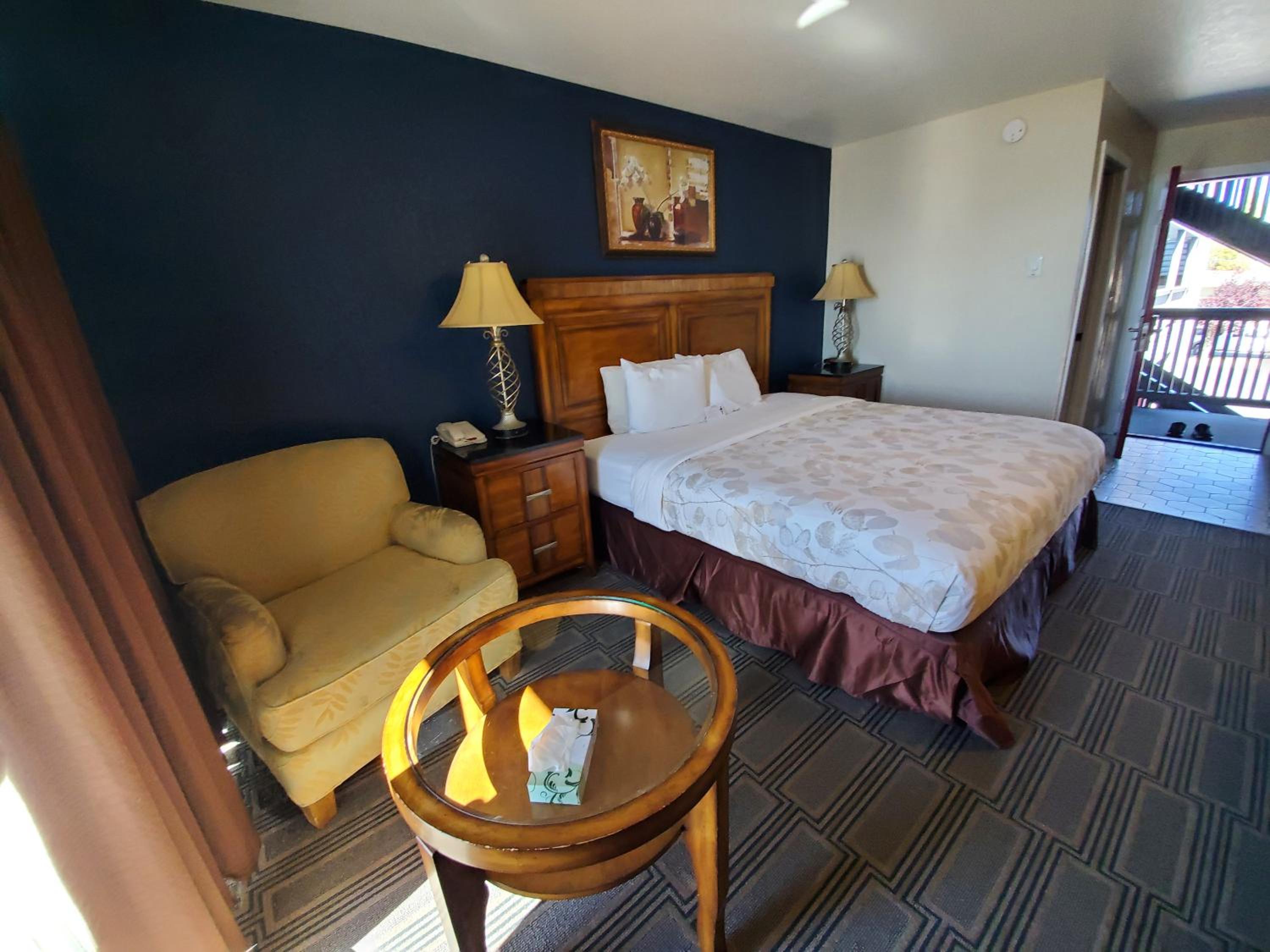 King Room with Balcony photo 1