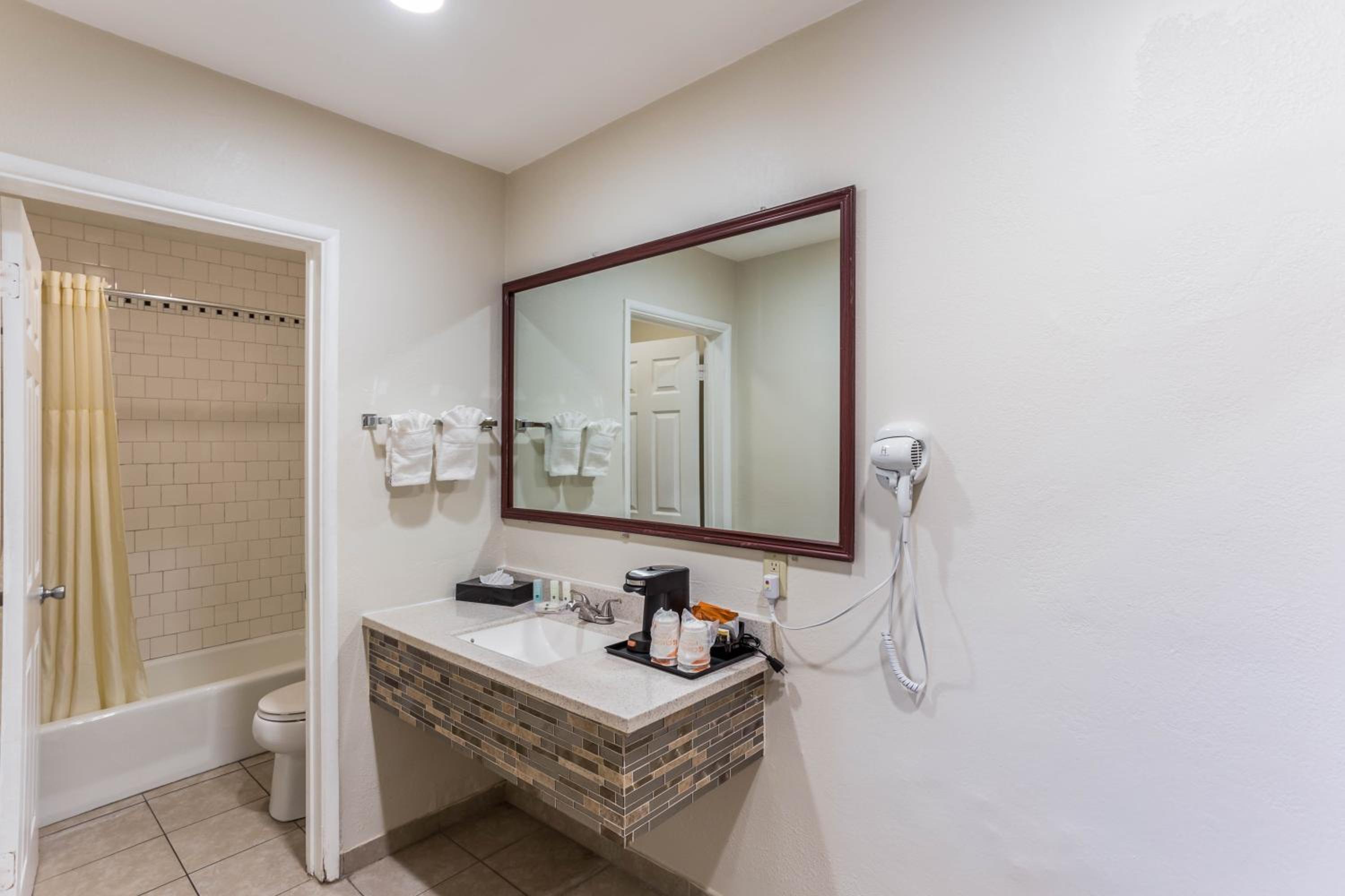 Standard Queen Room With Two Queen Beds And Tub - Accessible/Non-Smoking