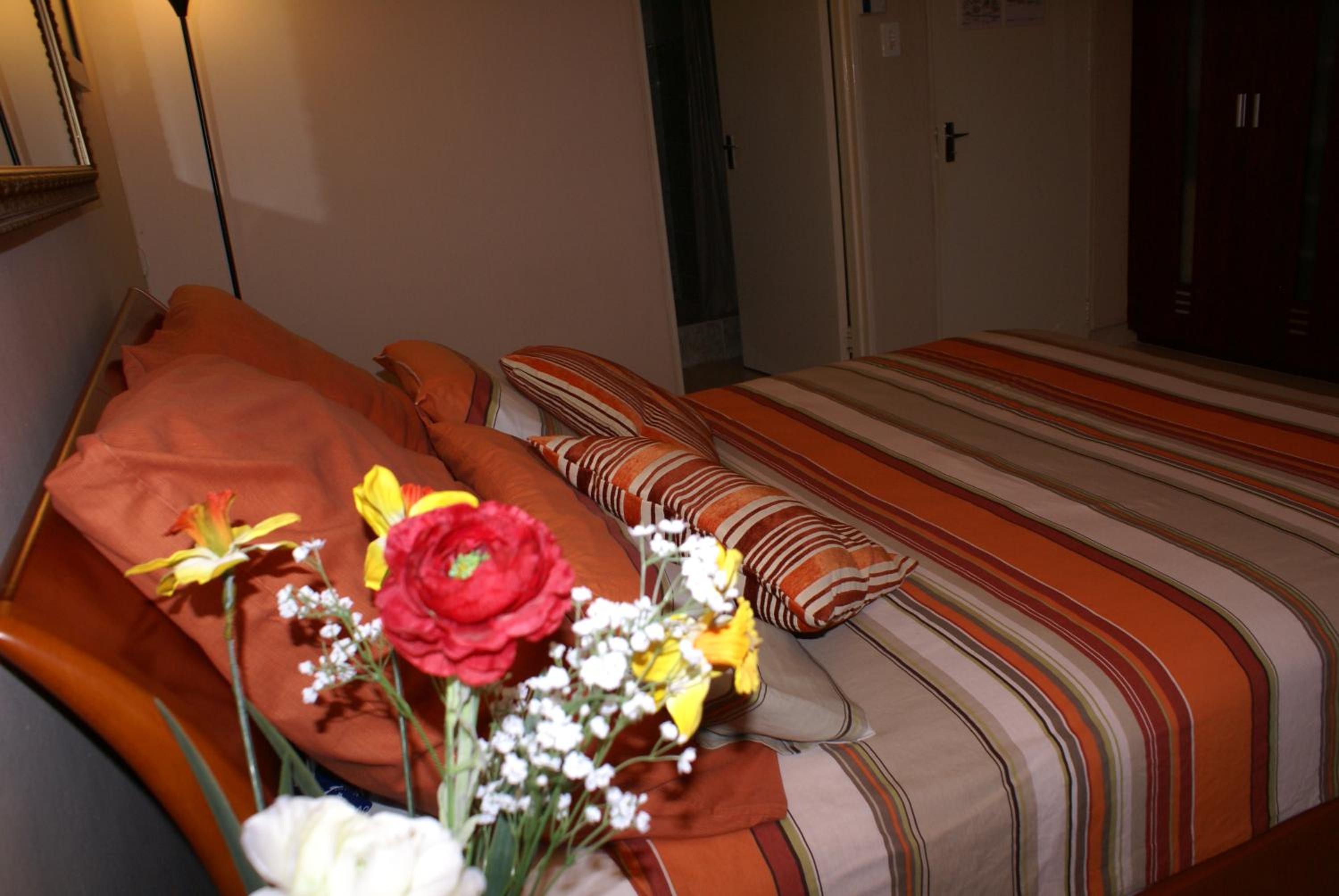 Double Room with Bath and Shower - Photo 7