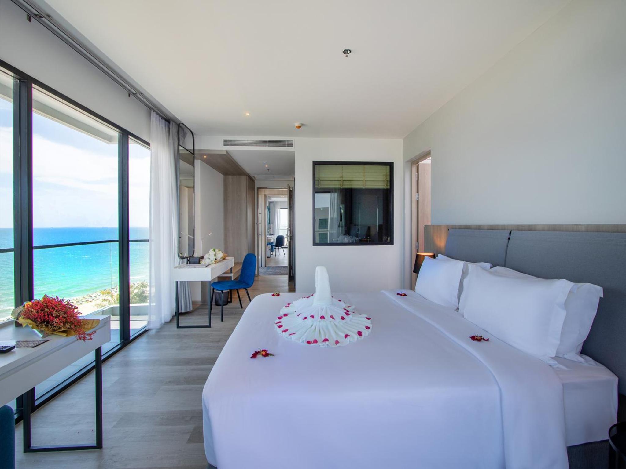 Executive Suite - Photo 15