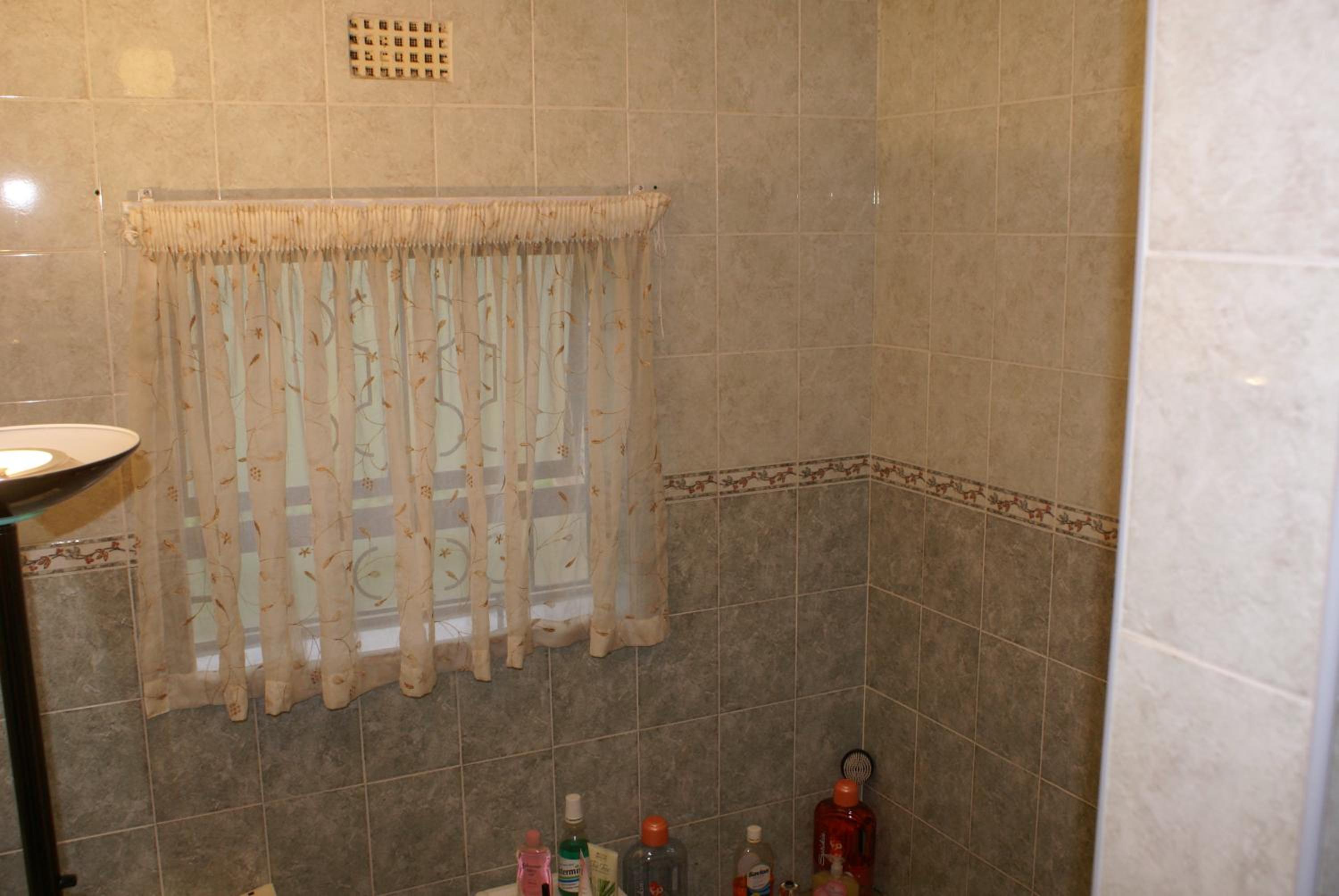 Double Room with Bath and Shower - Photo 8