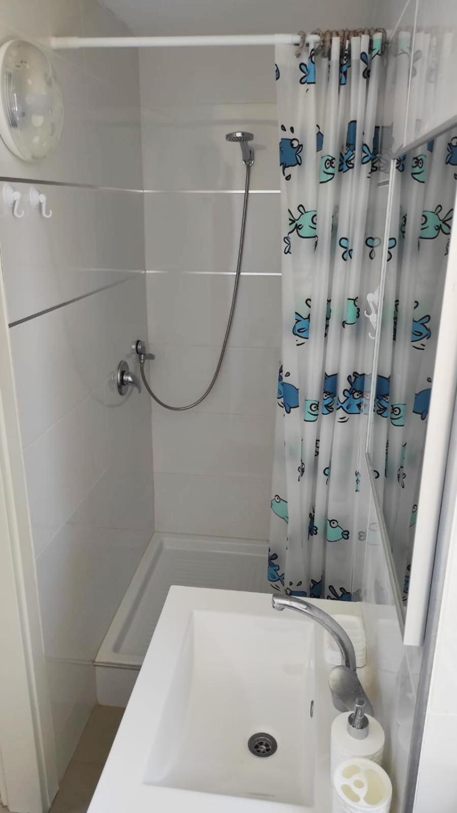 Quadruple Room with Private Bathroom - Photo 5