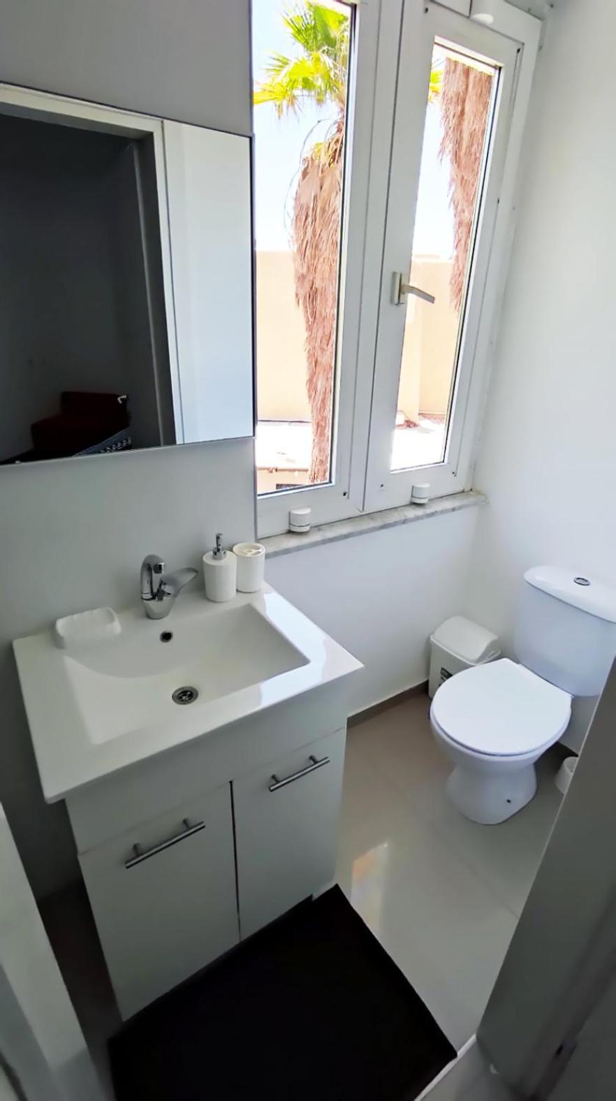 Quadruple Room with Private Bathroom - Photo 4