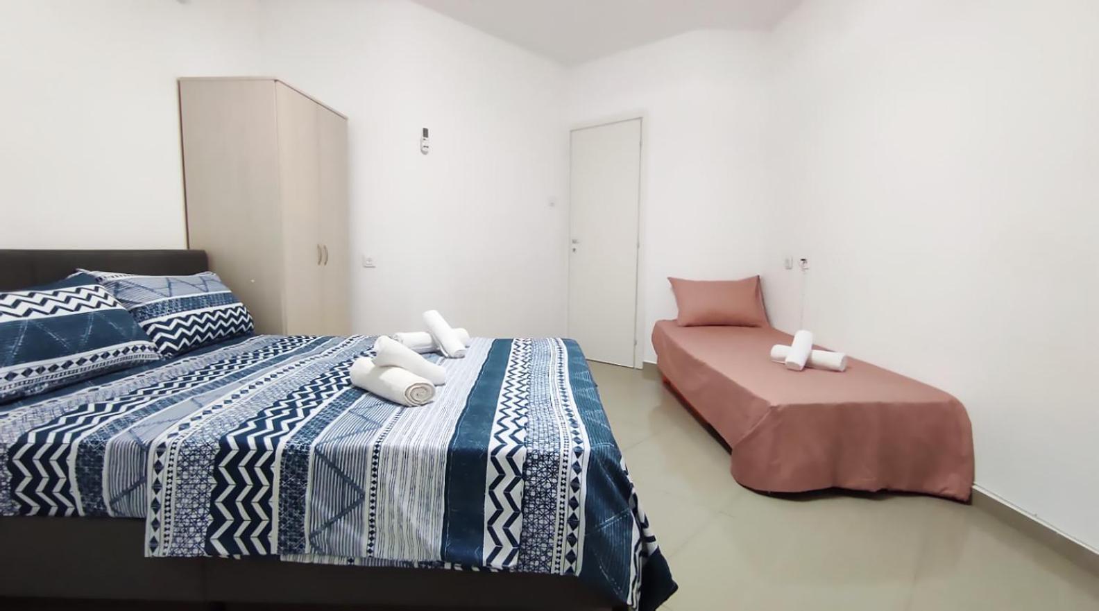 Quadruple Room with Private Bathroom - Photo 2