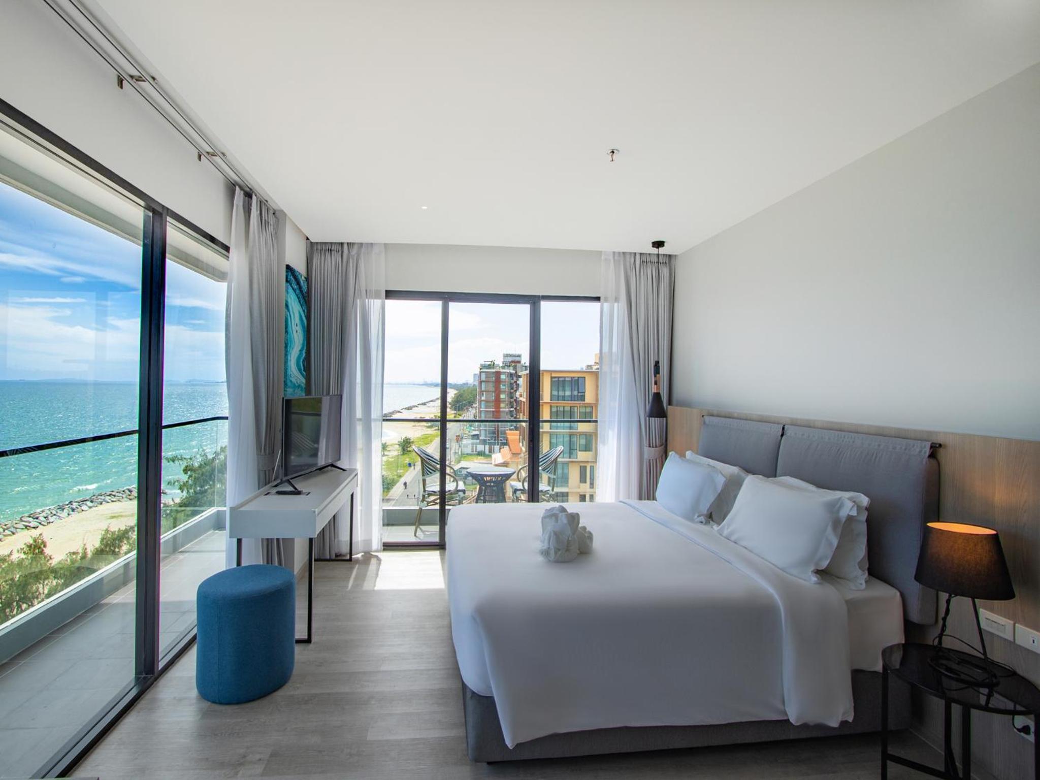Executive Suite - Photo 1