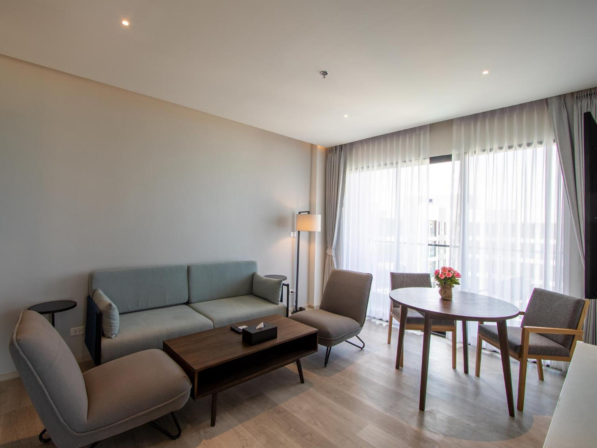 Executive Suite - Photo 11
