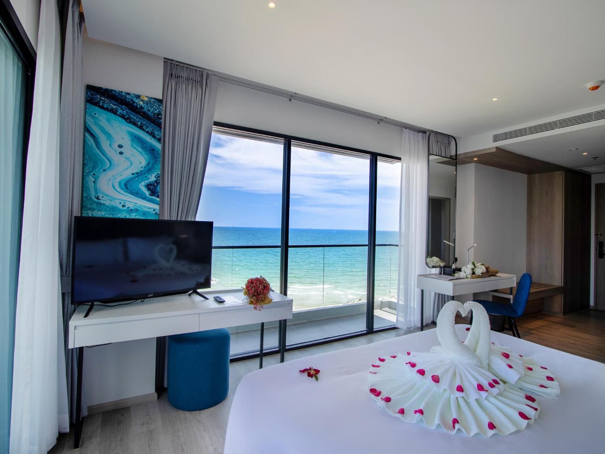 Executive Suite - Photo 17