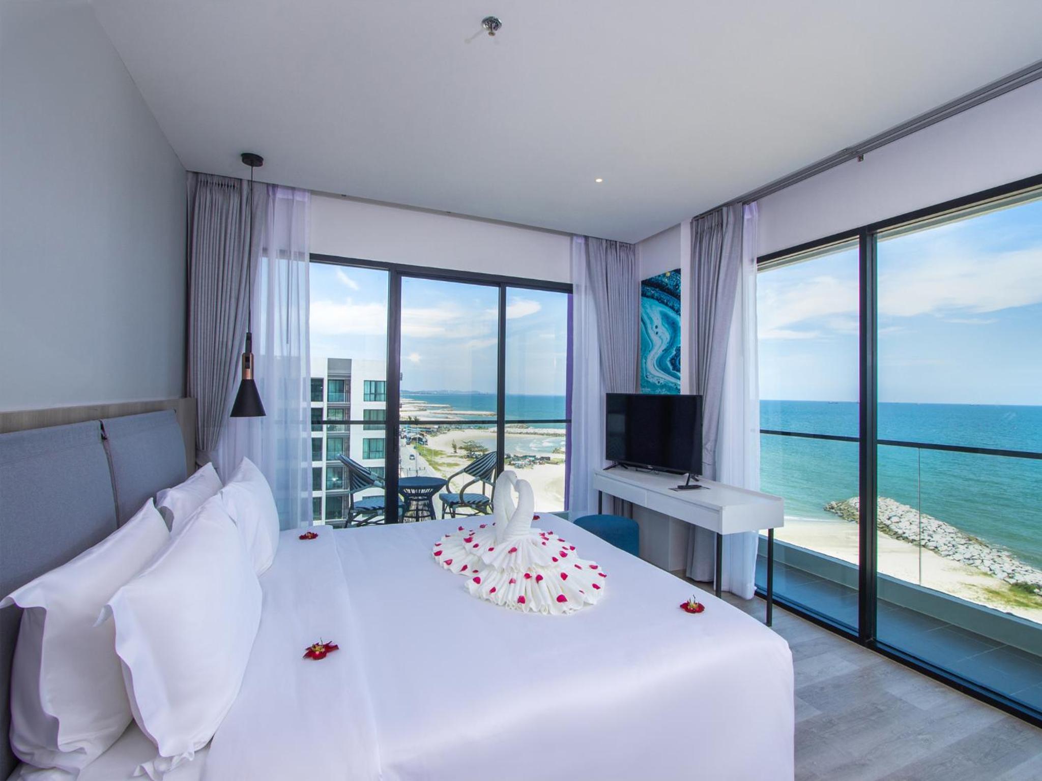 Executive Suite - Photo 12