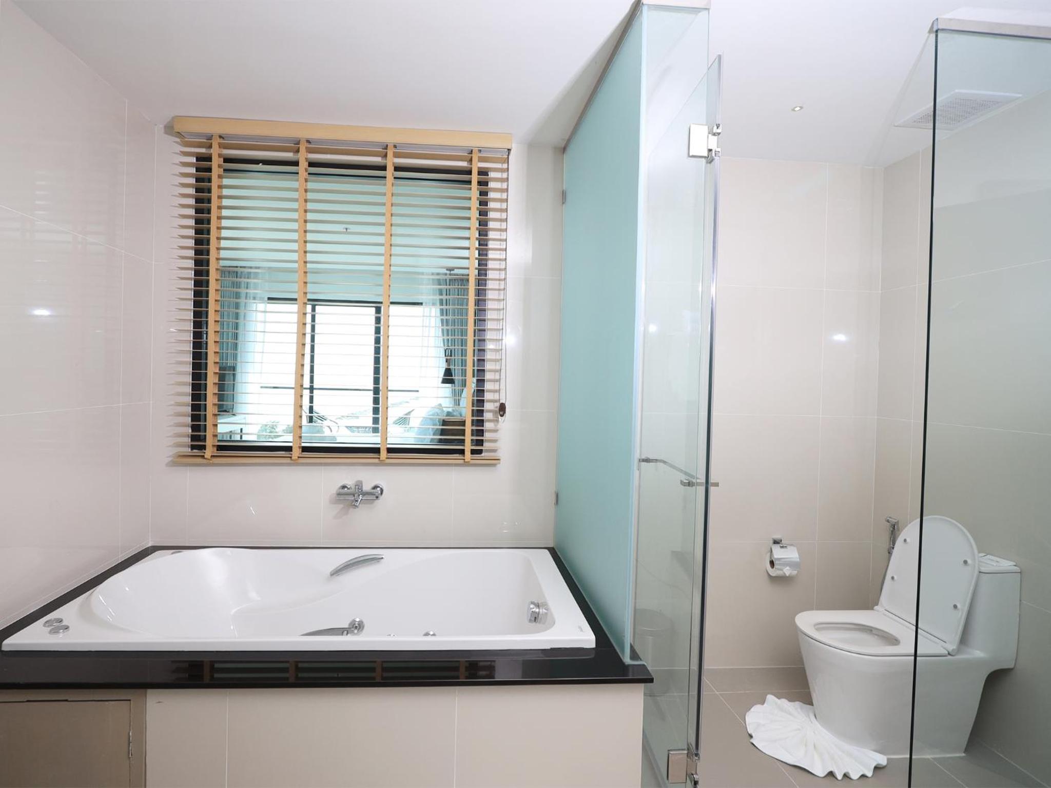 Executive Suite - Photo 4