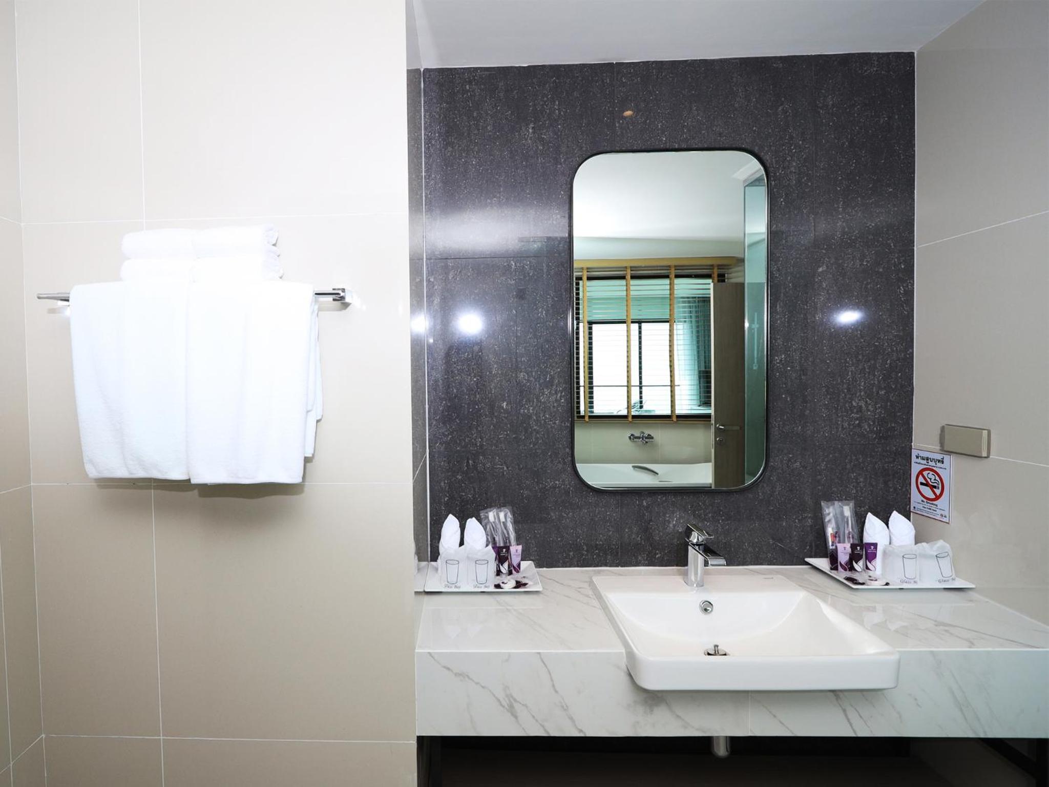 Executive Suite - Photo 2