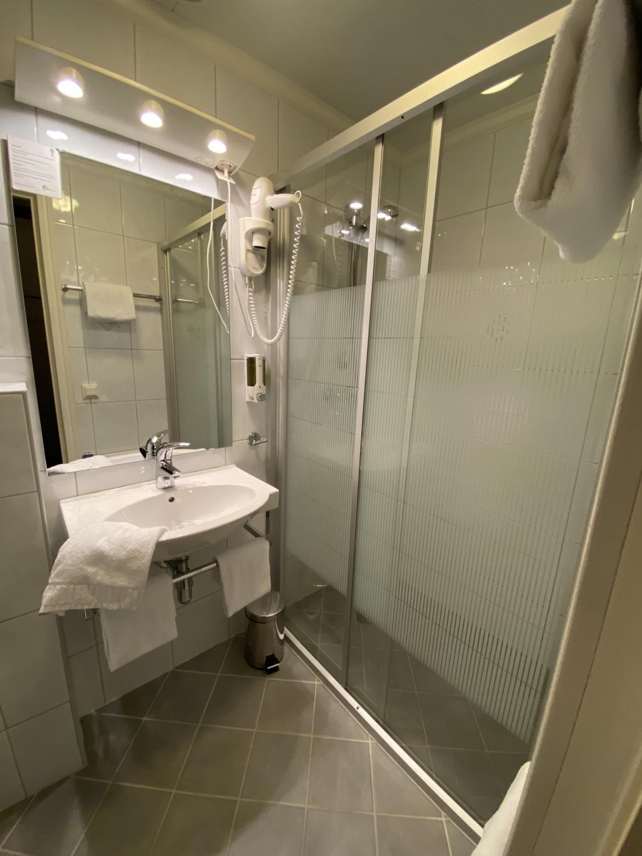 Double or Twin Room - Photo 3