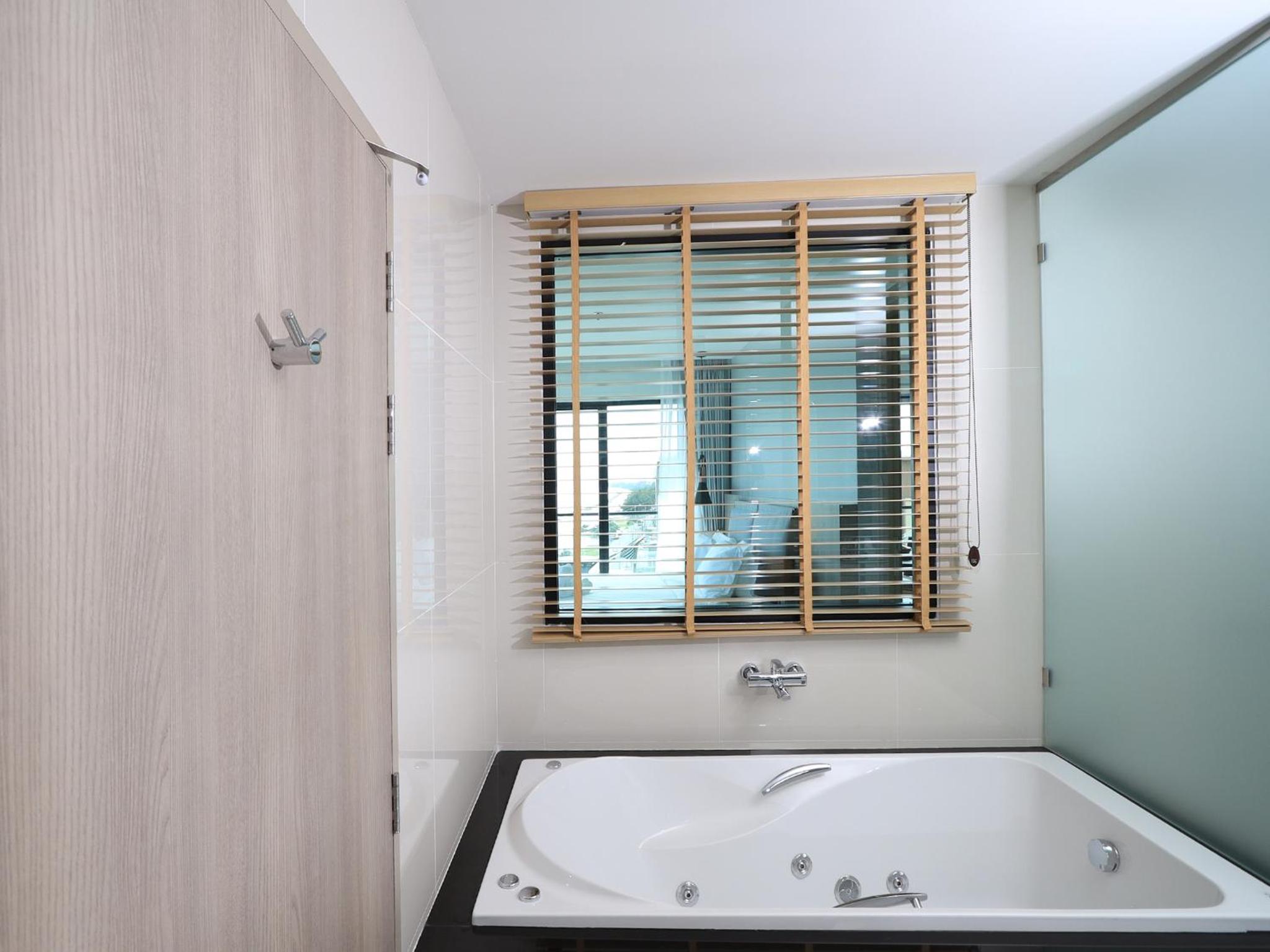 Executive Suite - Photo 10