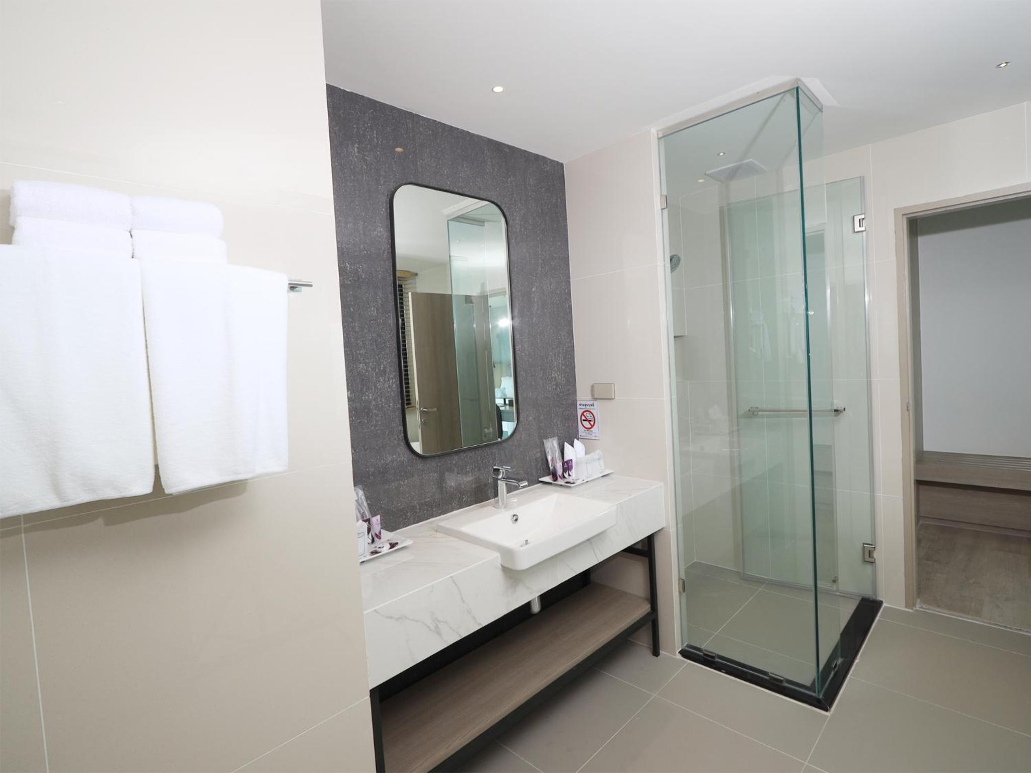 Executive Suite - Photo 13