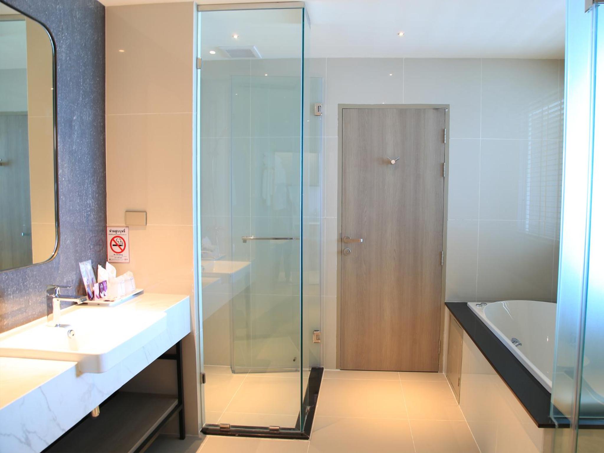 Executive Suite - Photo 9