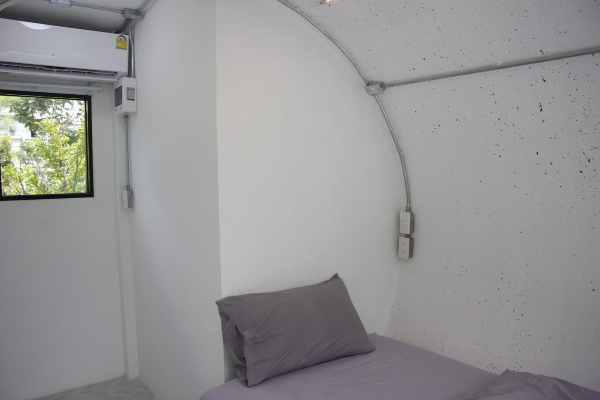 Single Room with Bathroom photo 2