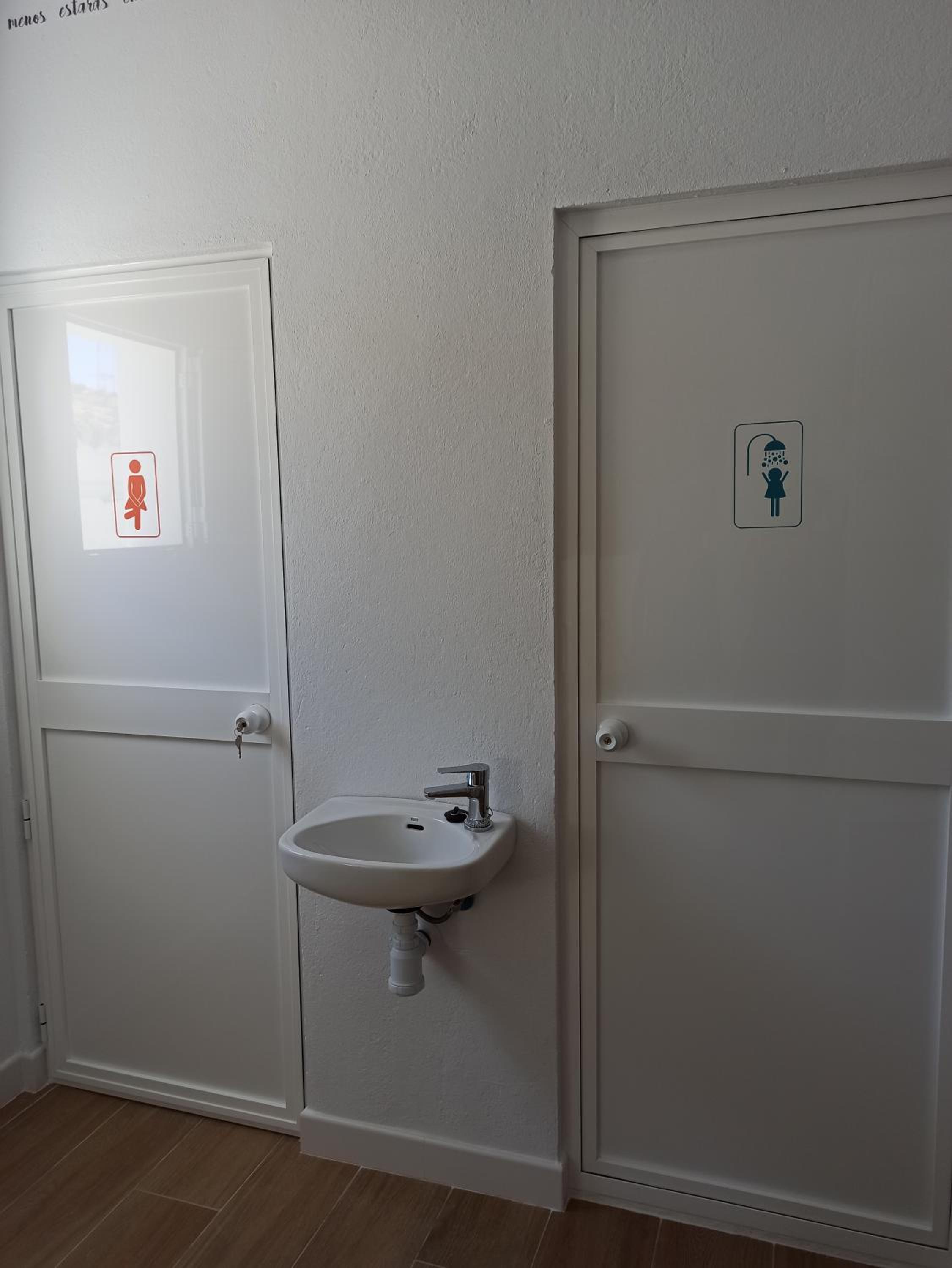Family Room with Private Bathroom - Photo 2
