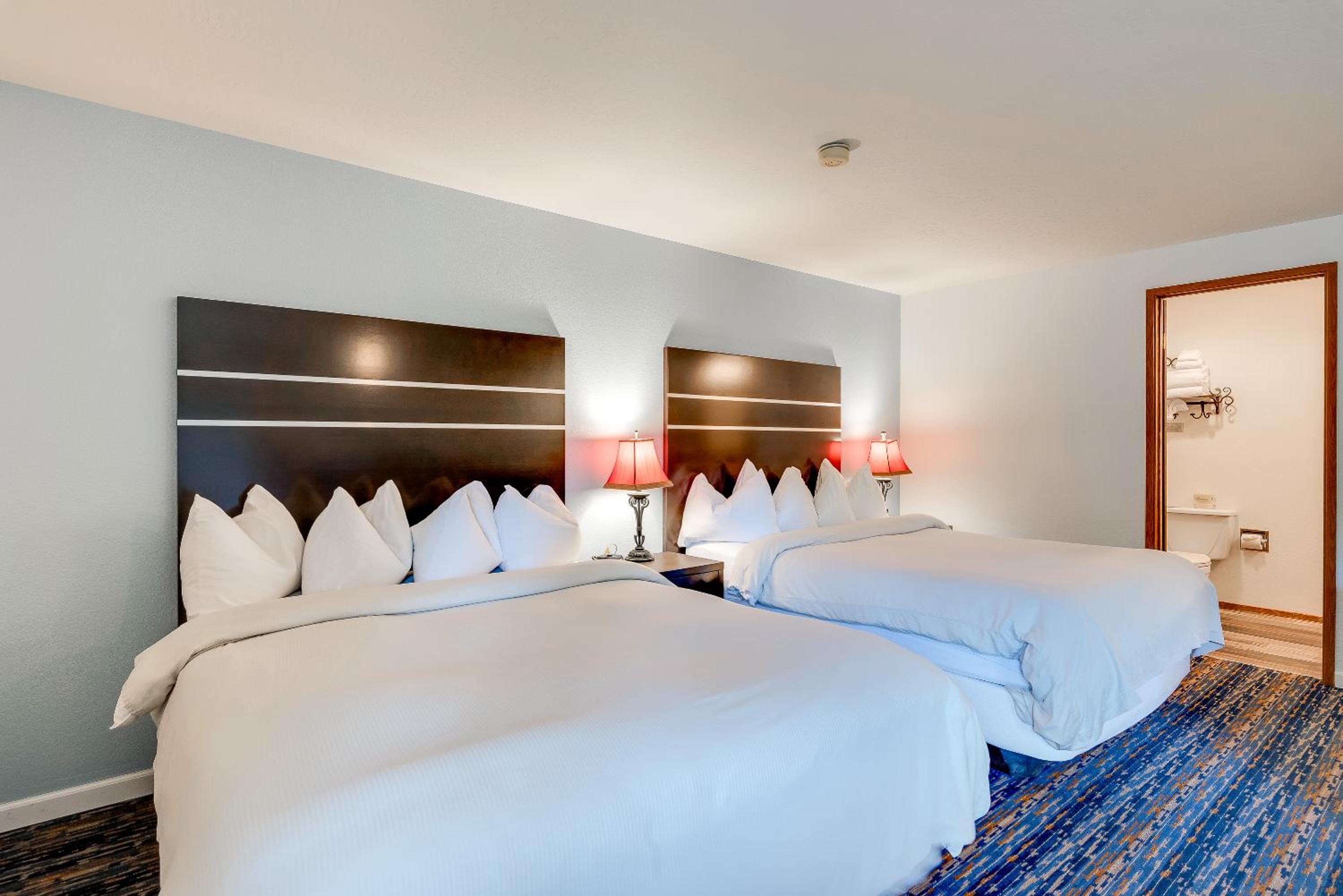 Queen Room with Two Queen Beds with Balcony and River View photo 1