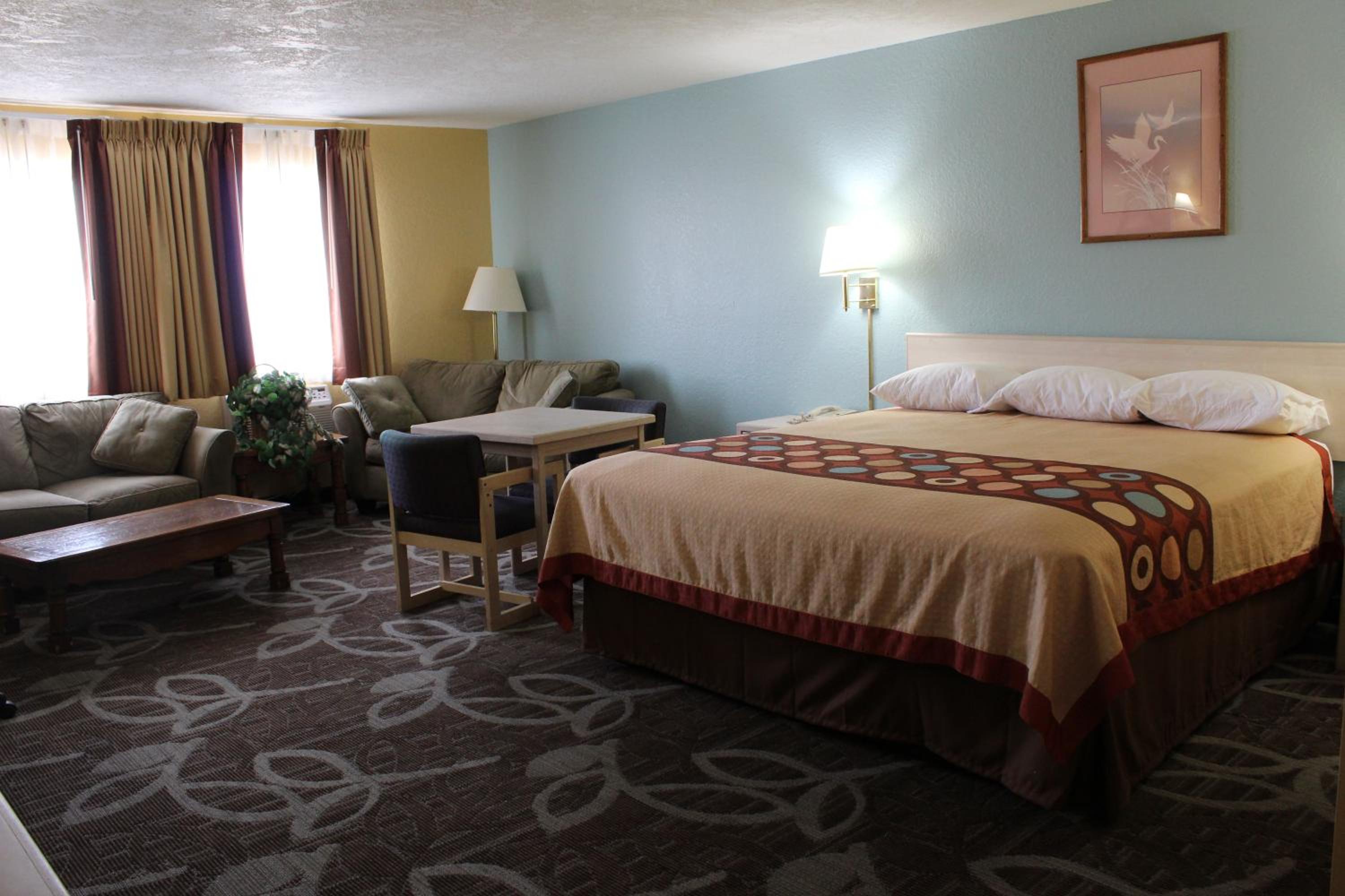 King Suite - Non-Smoking photo 2
